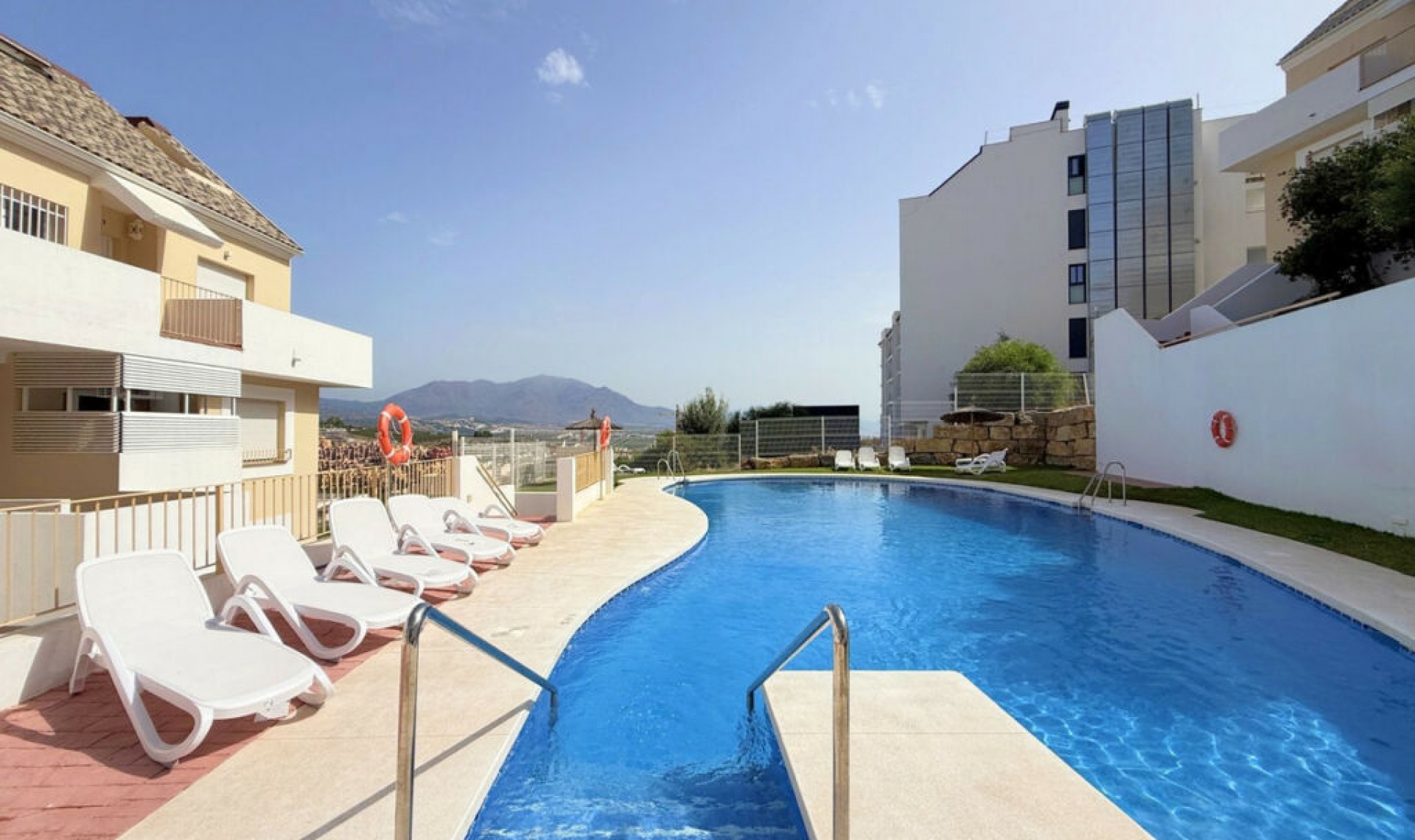 Resale - Apartment -
La Duquesa