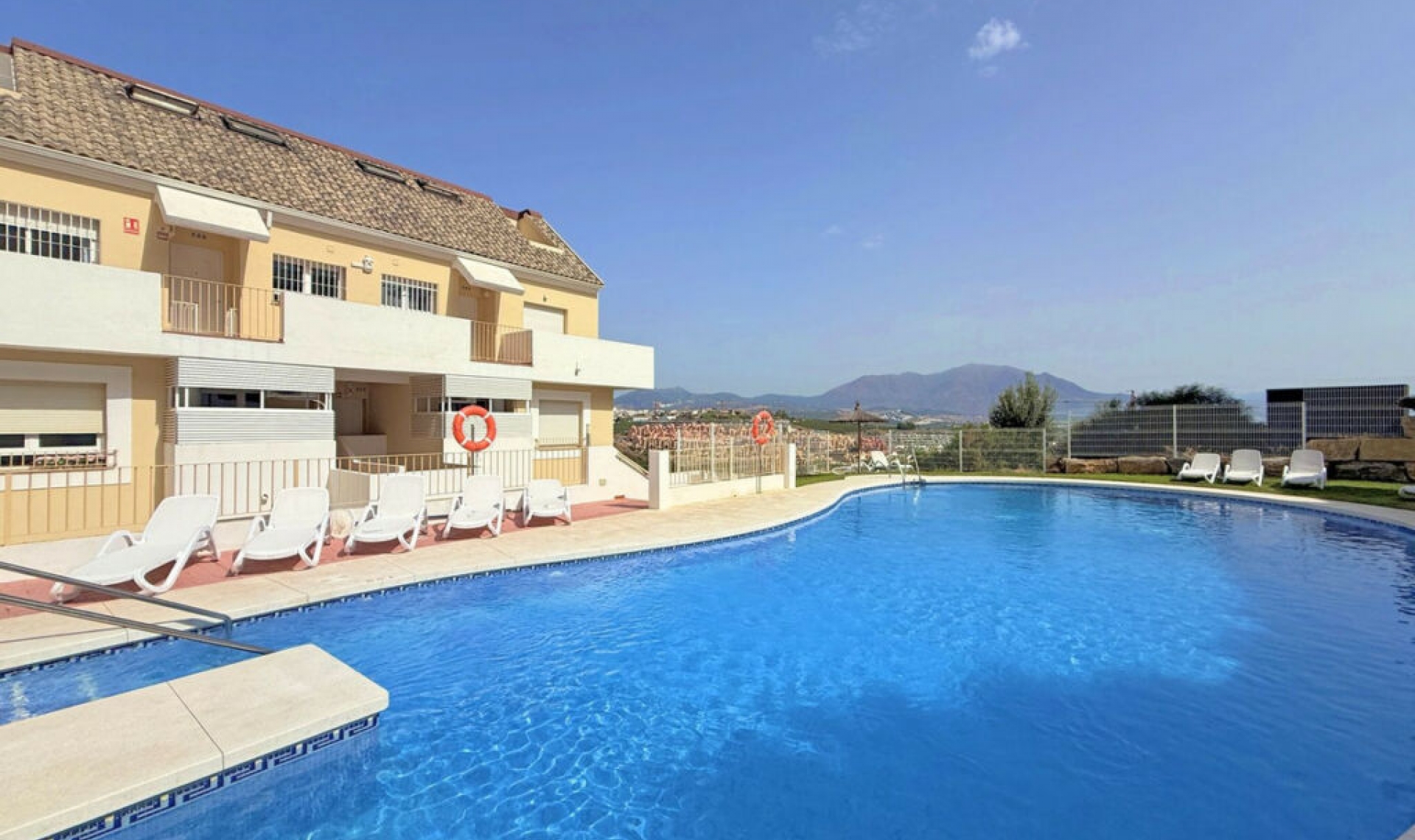 Resale - Apartment -
La Duquesa