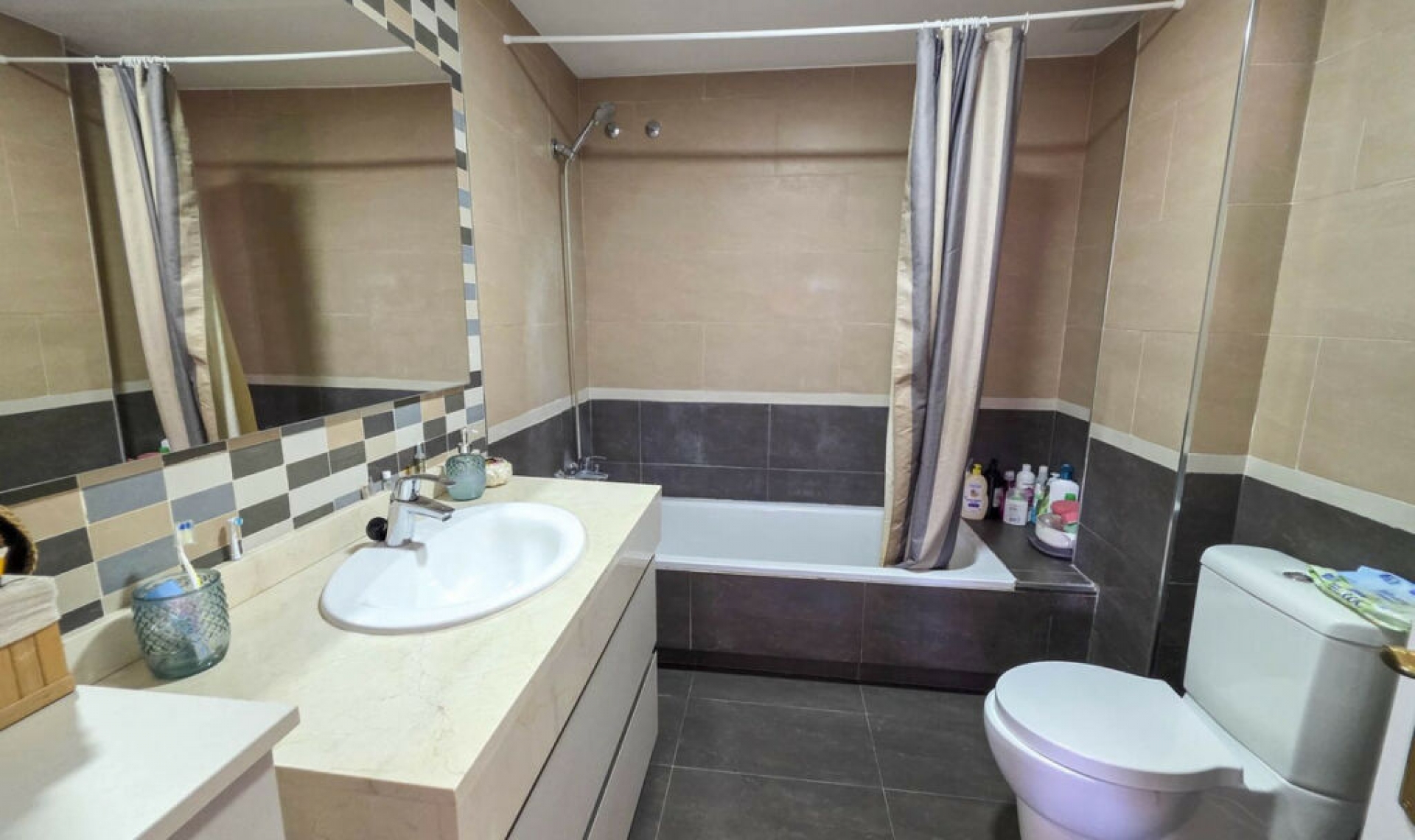 Resale - Apartment -
La Duquesa