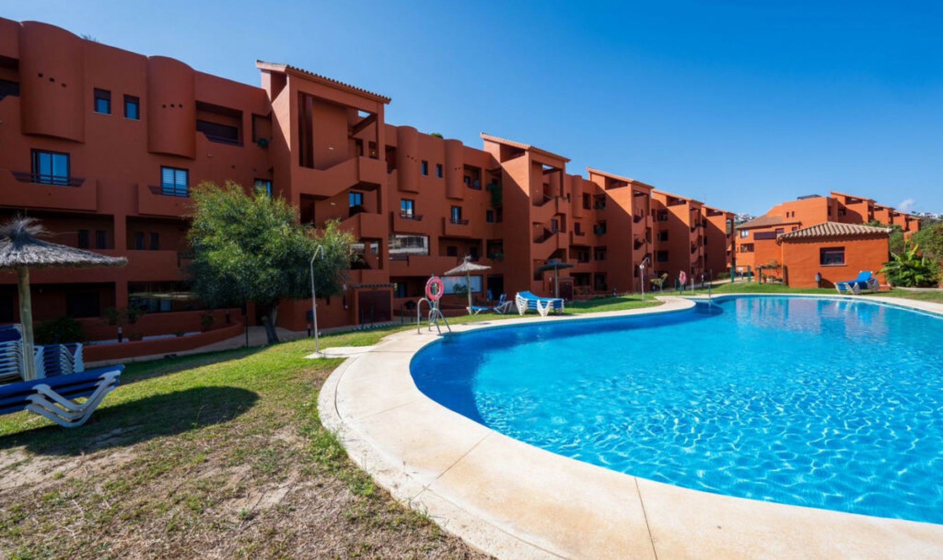 Resale - Apartment -
La Duquesa