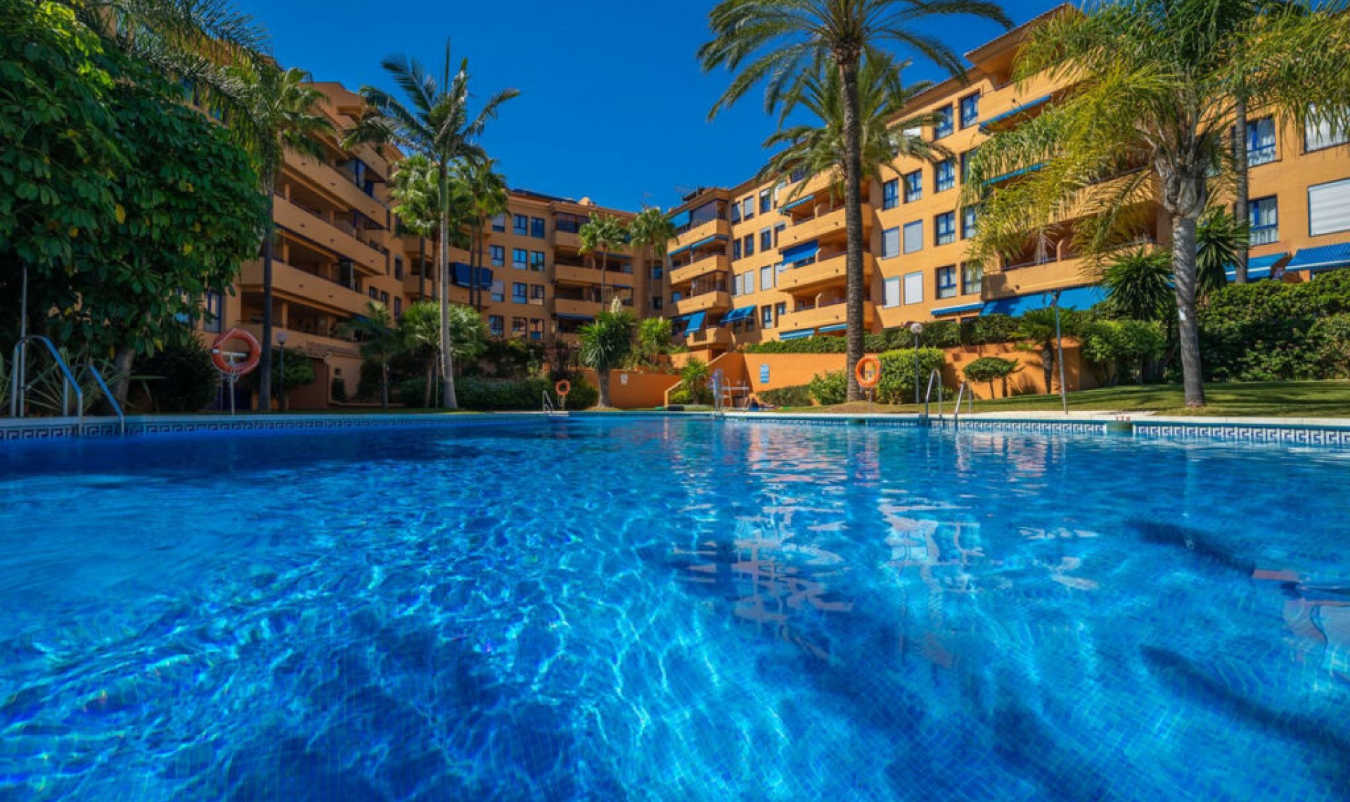 Resale - Apartment -
La Duquesa