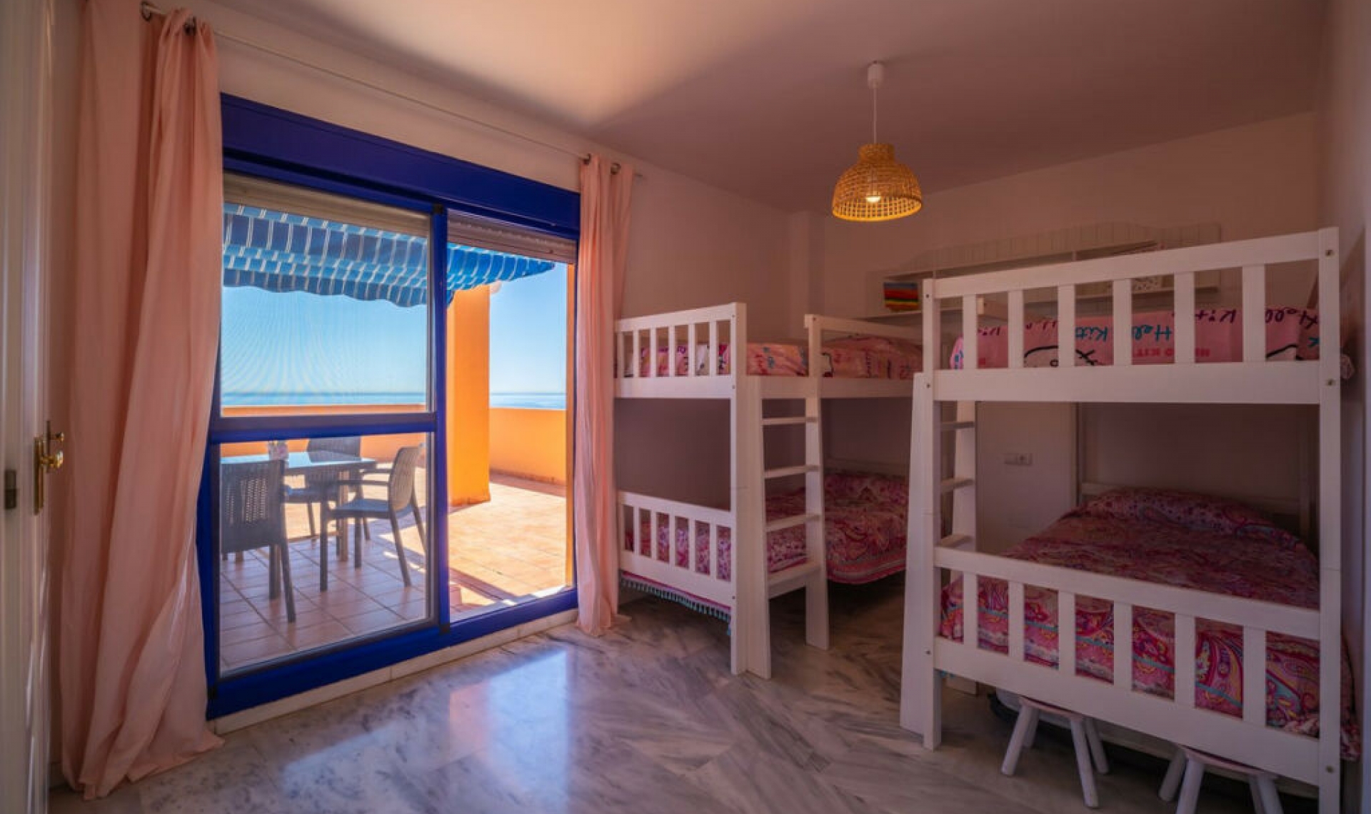 Resale - Apartment -
La Duquesa