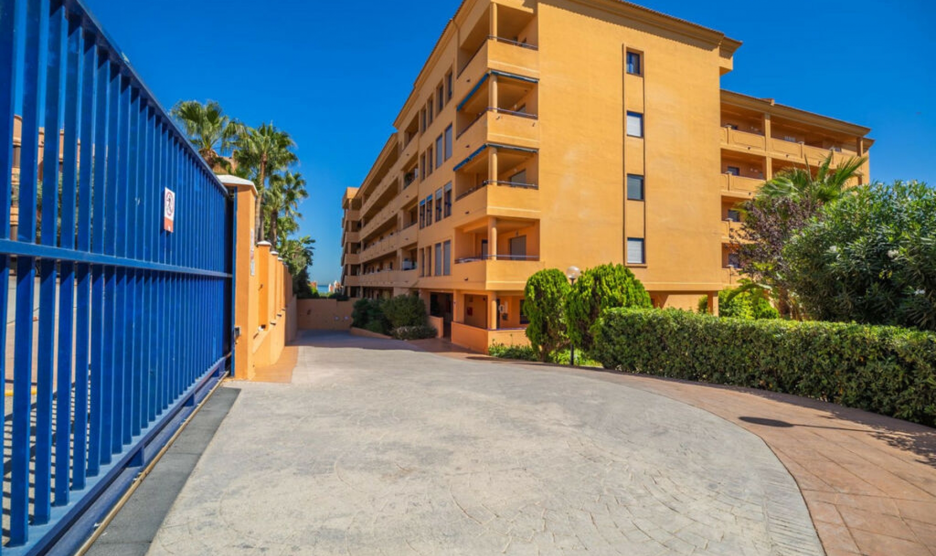 Resale - Apartment -
La Duquesa