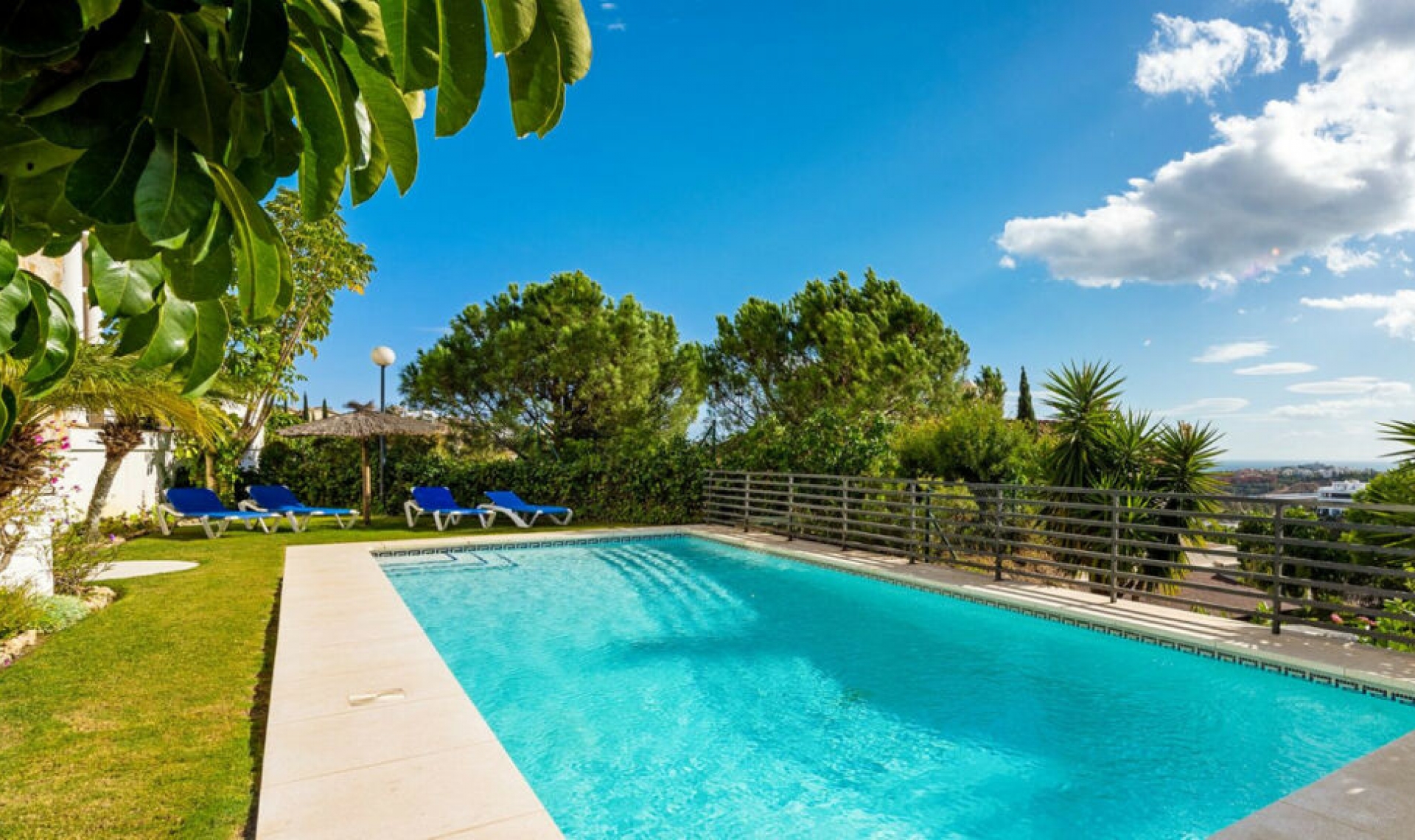 Resale - Apartment -
Los Almendros