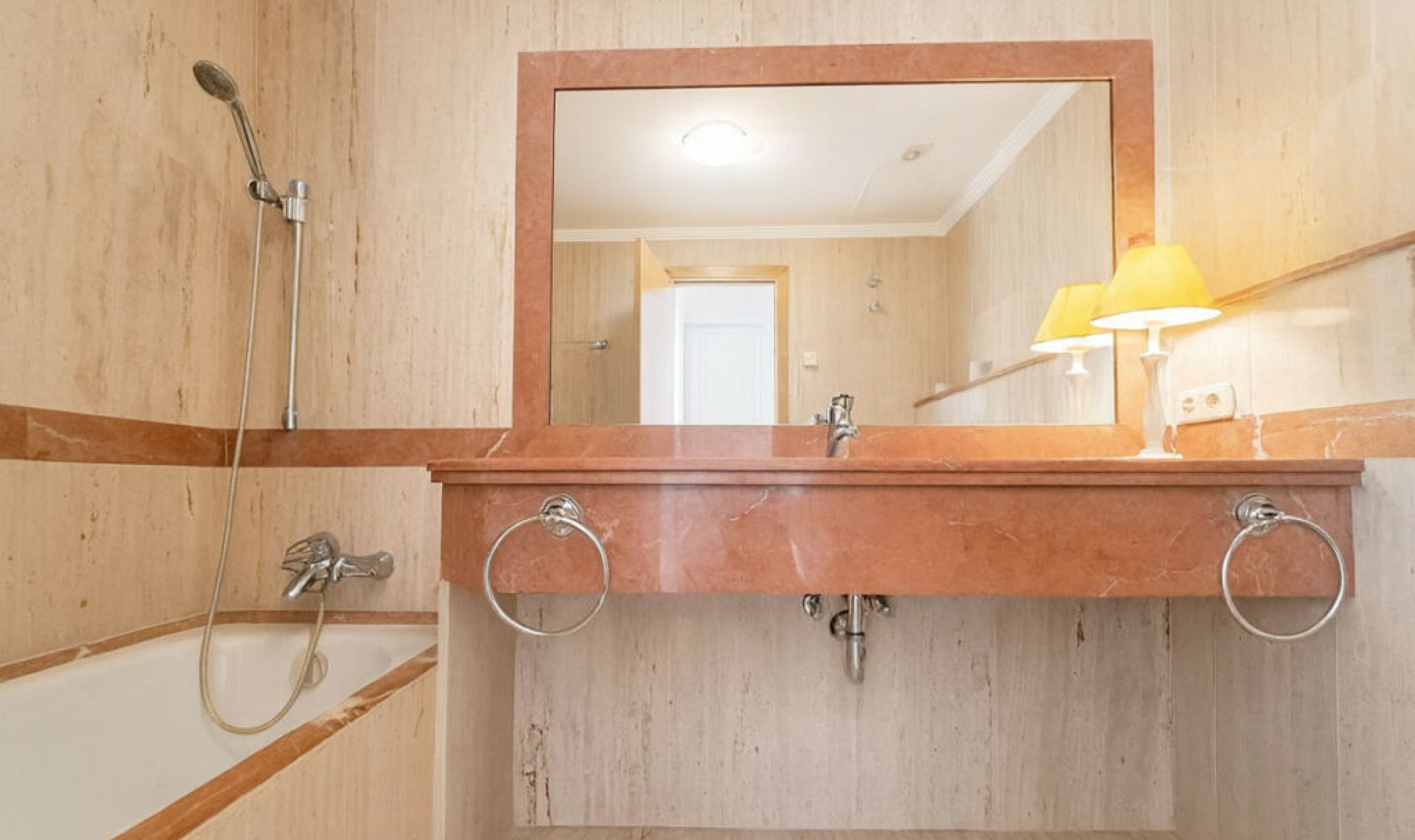 Resale - Apartment -
Los Arqueros