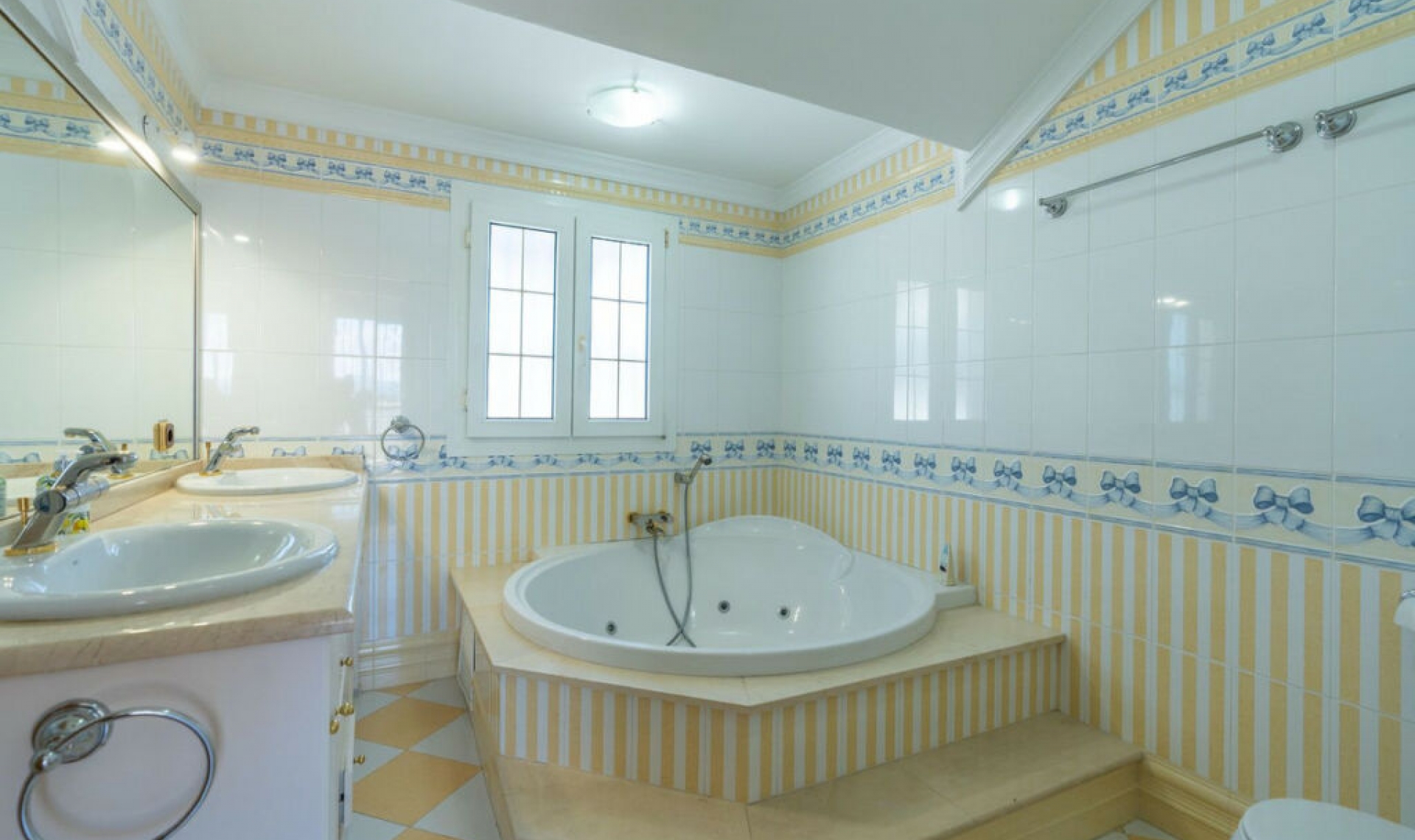 Resale - Apartment -
Marbella