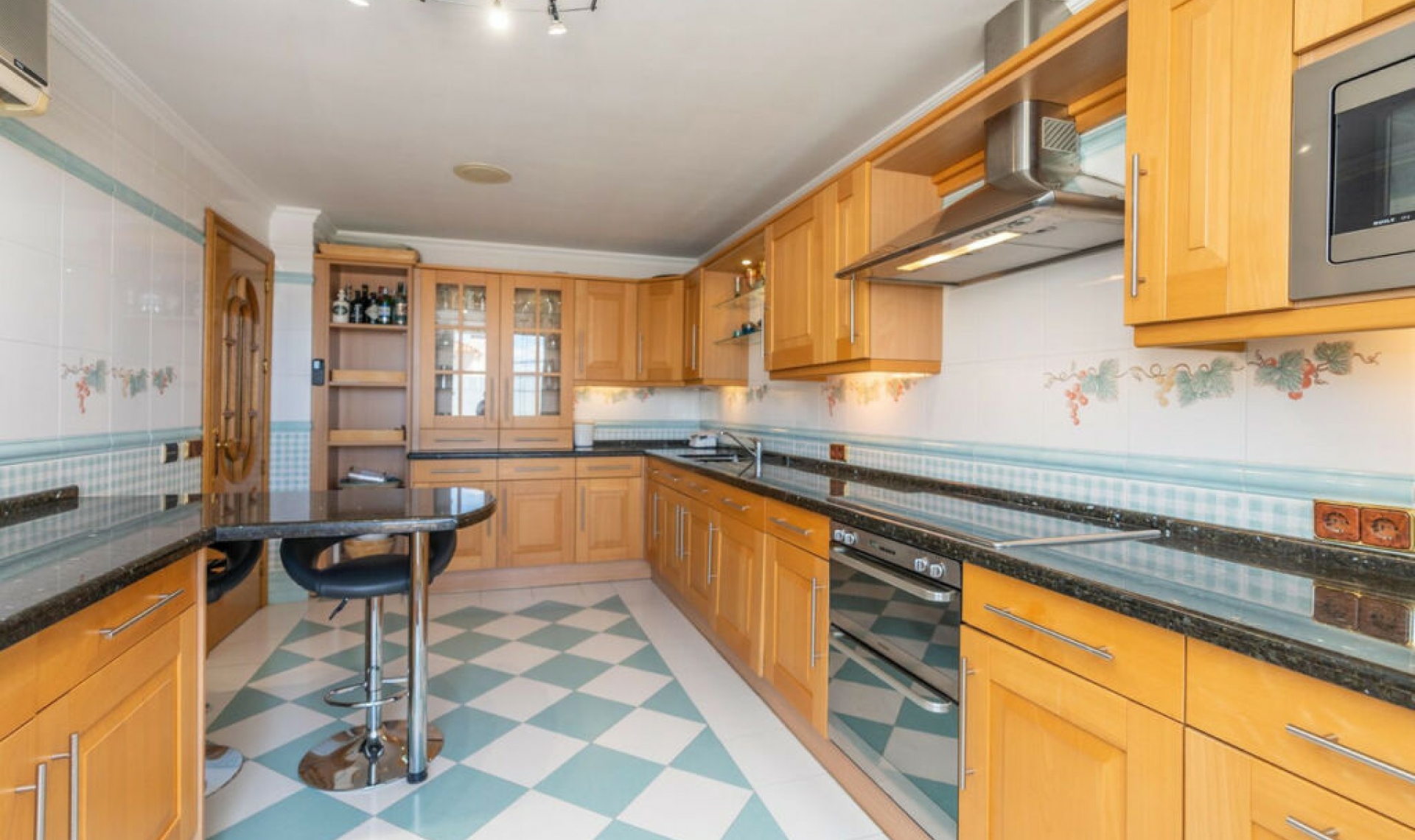 Resale - Apartment -
Marbella