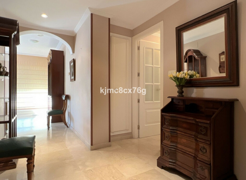Resale - Apartment -
Marbella