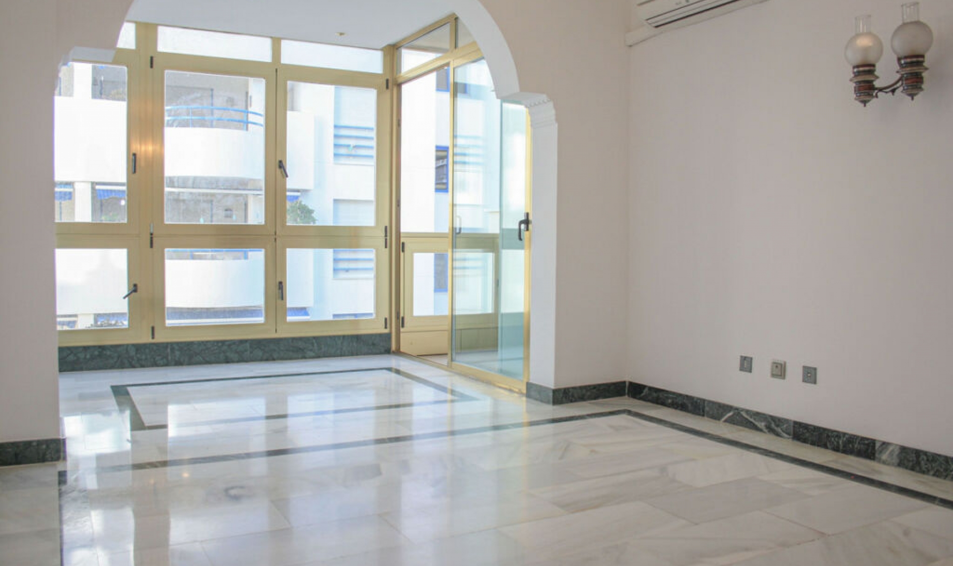 Resale - Apartment -
Marbella