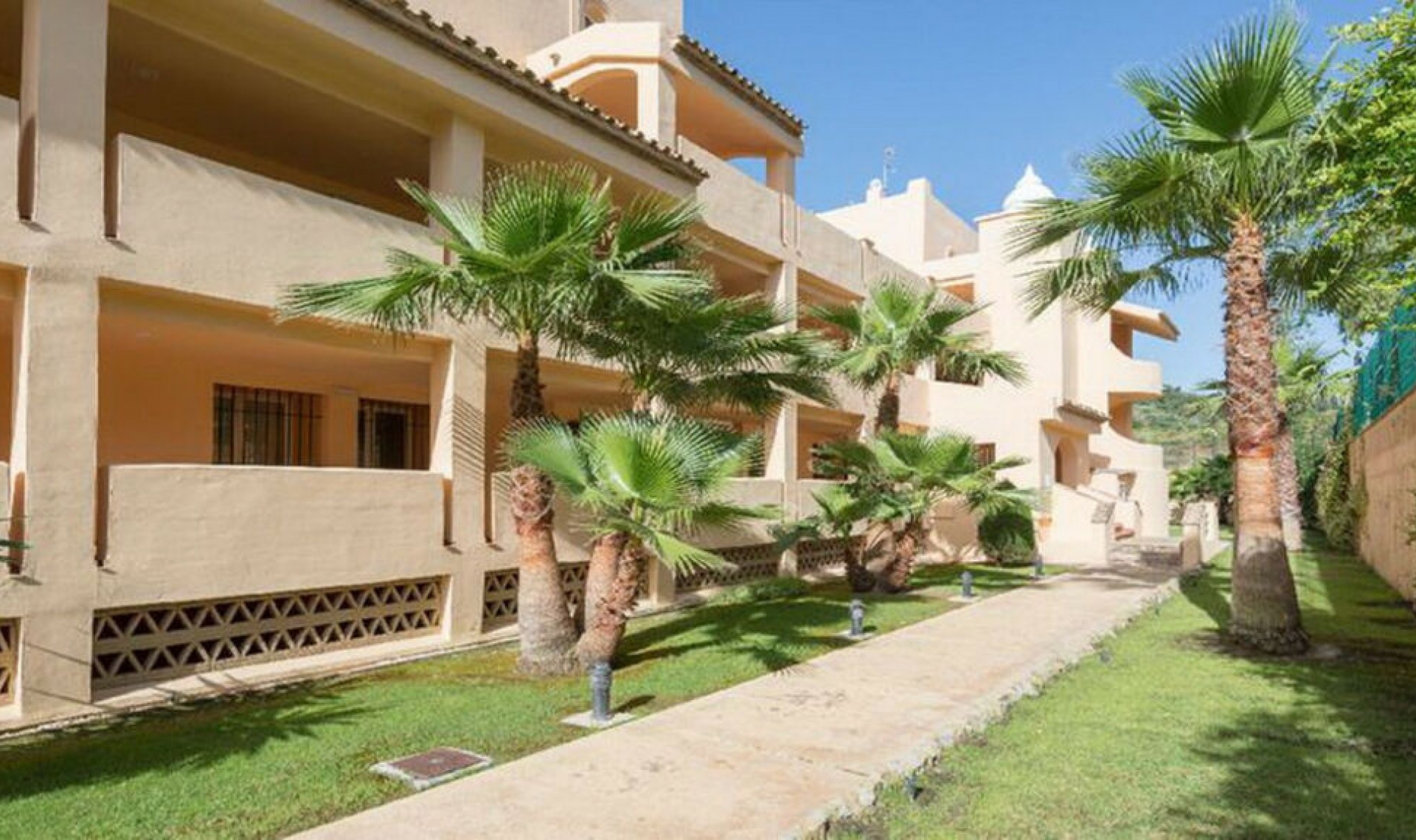 Resale - Apartment -
Marbella