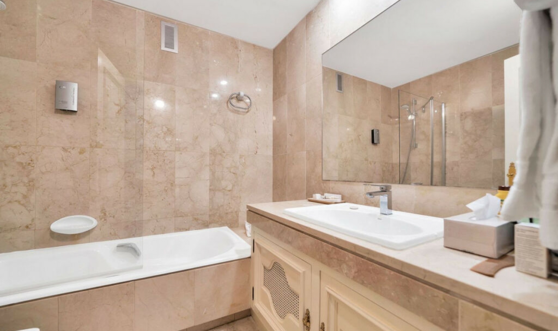 Resale - Apartment -
Marbella