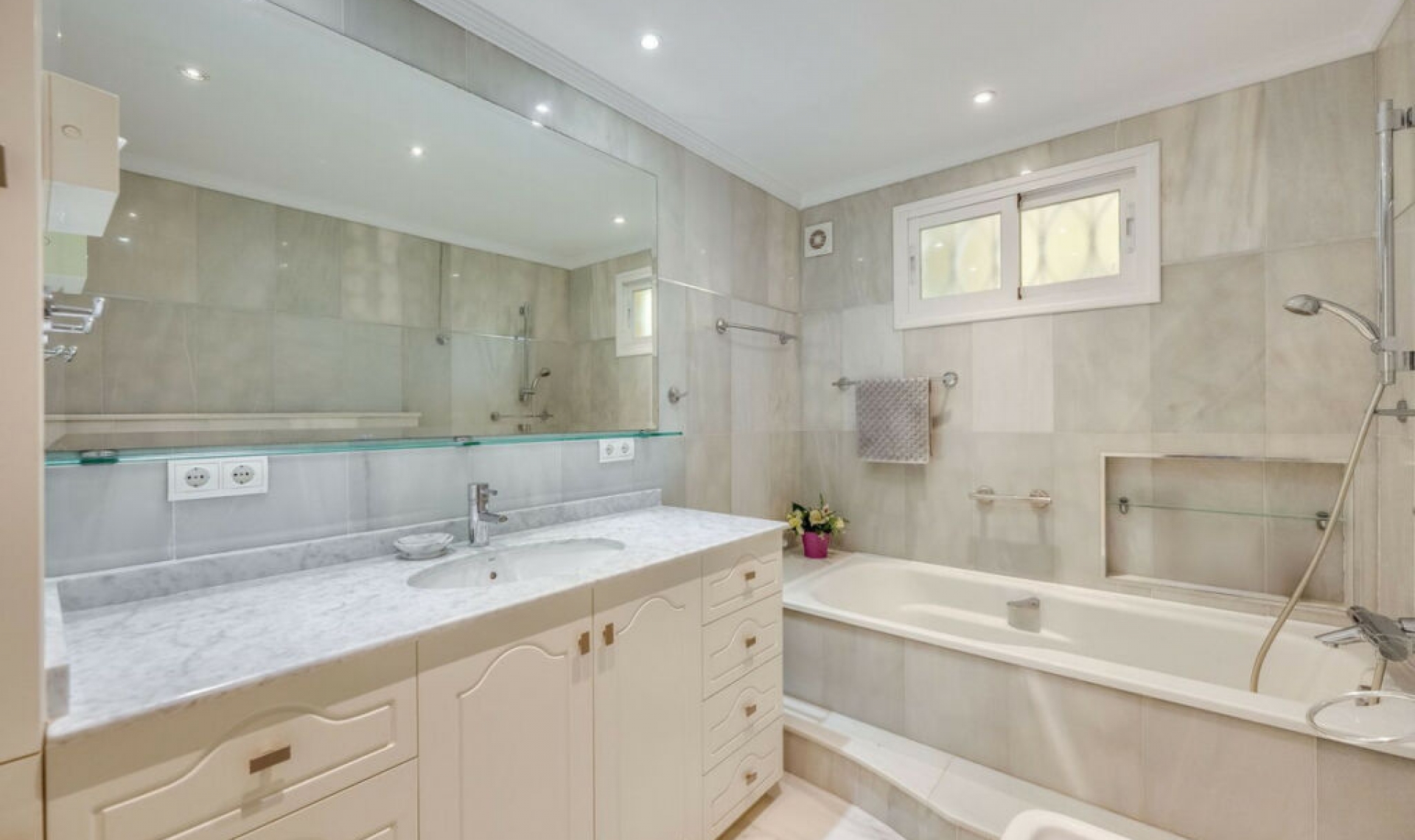 Resale - Apartment -
Marbella