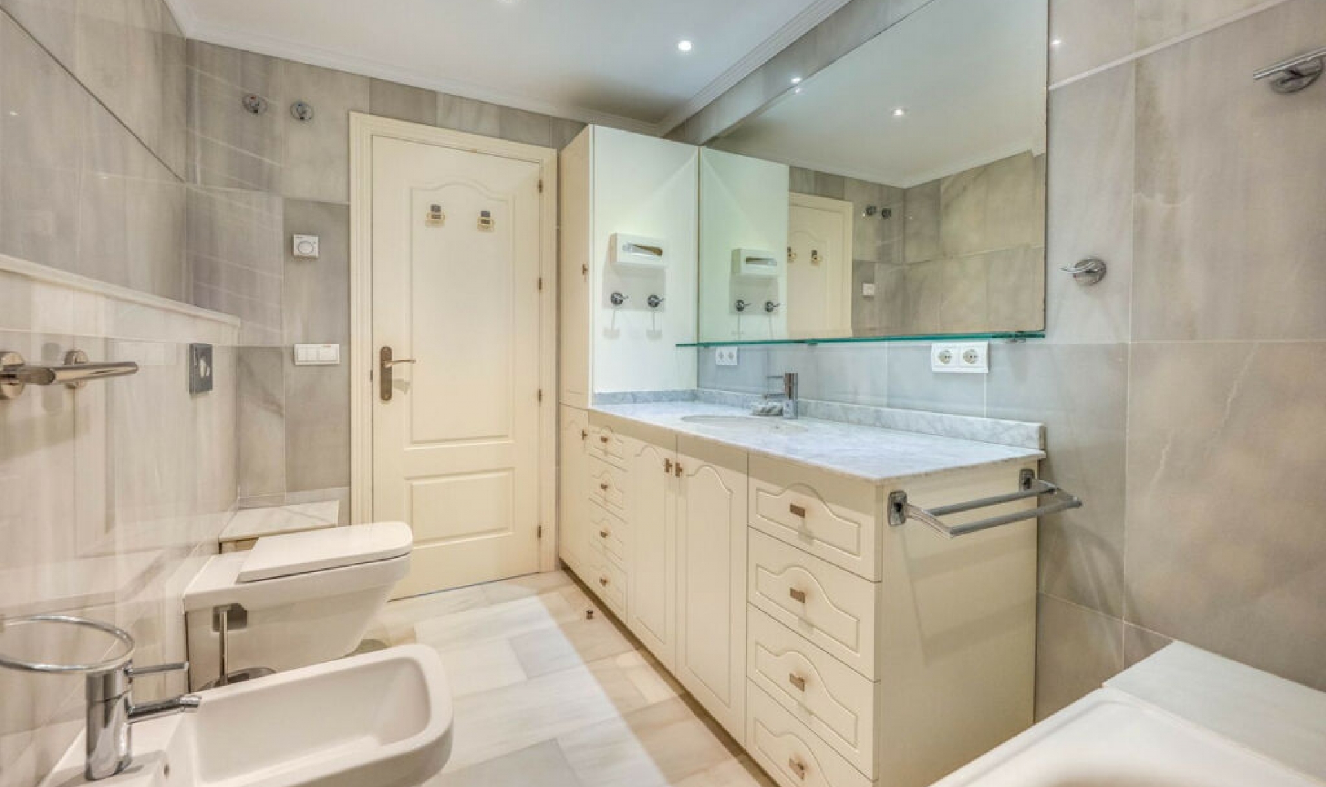 Resale - Apartment -
Marbella