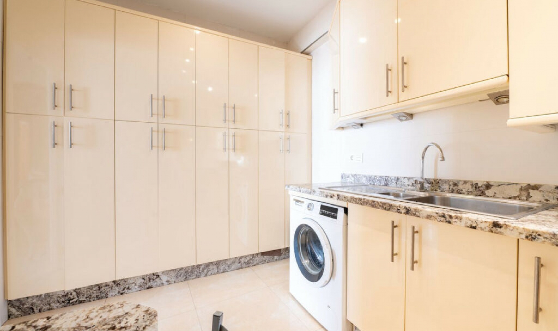 Resale - Apartment -
Marbella