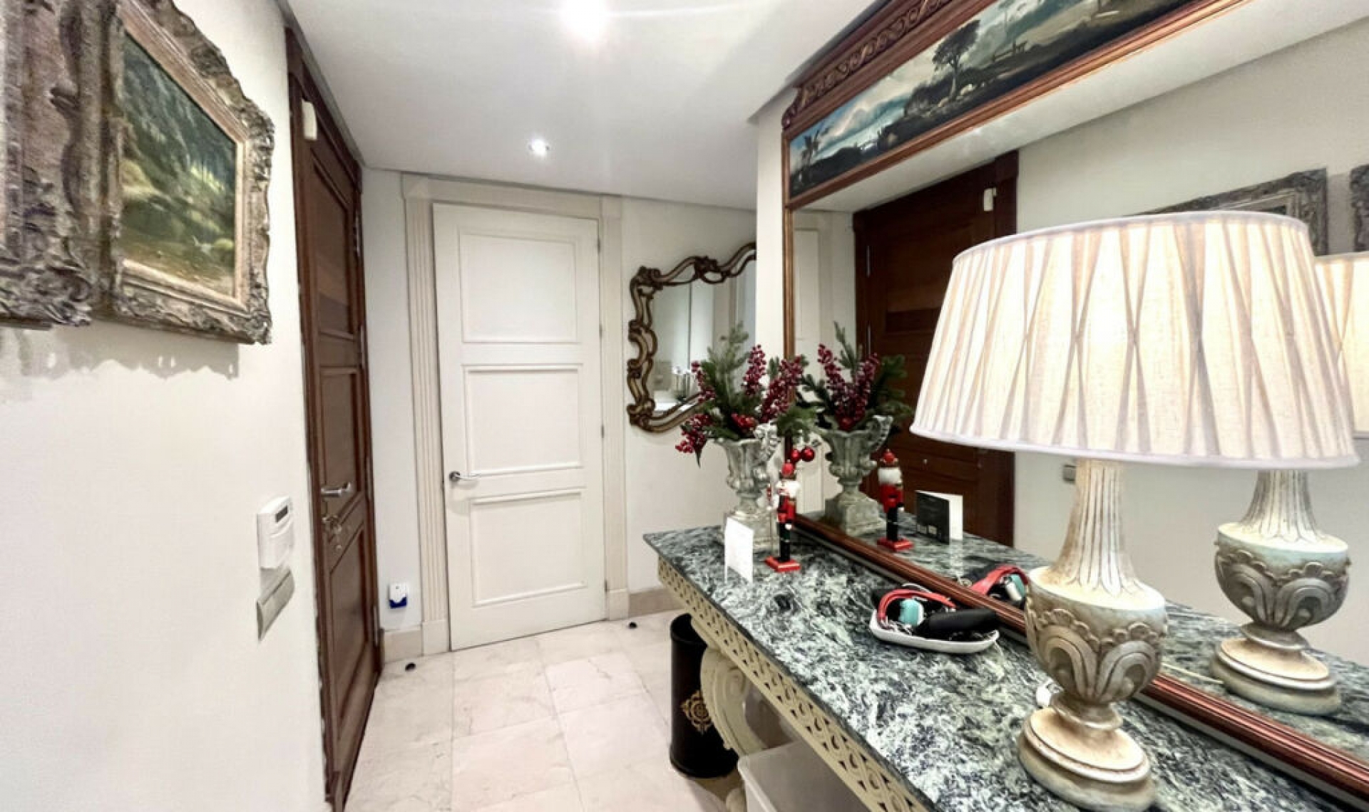 Resale - Apartment -
Marbella