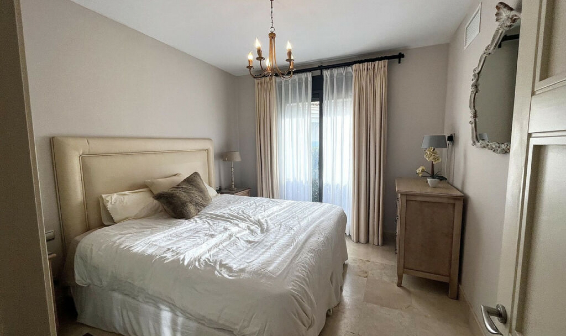 Resale - Apartment -
Marbella