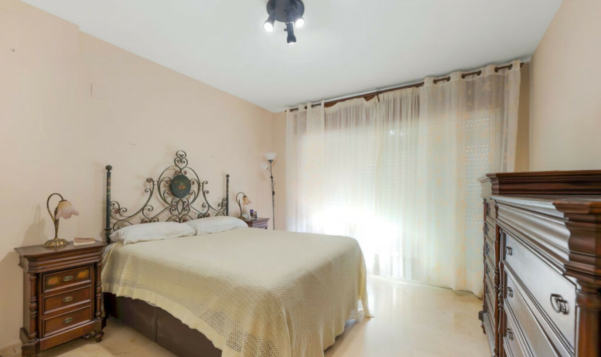 Resale - Apartment -
Marbella