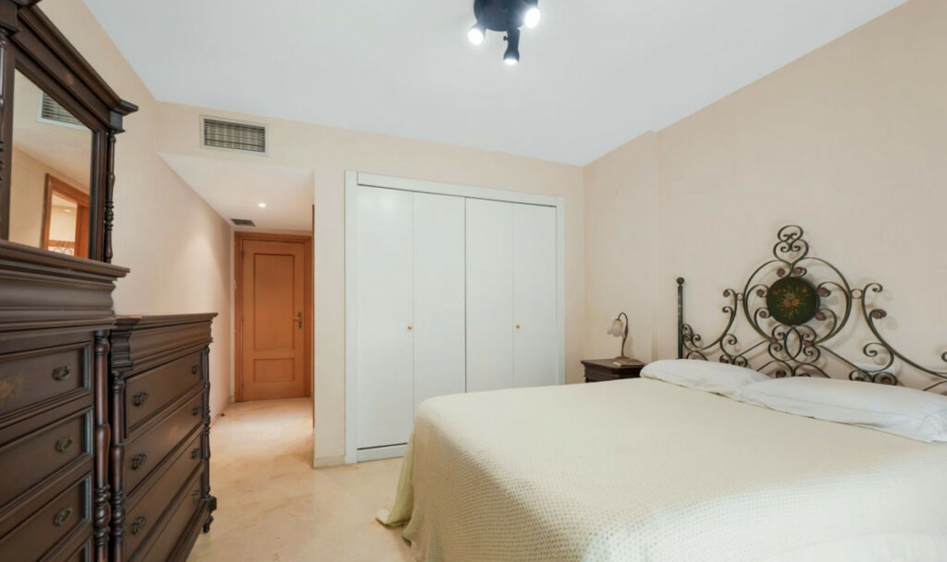 Resale - Apartment -
Marbella