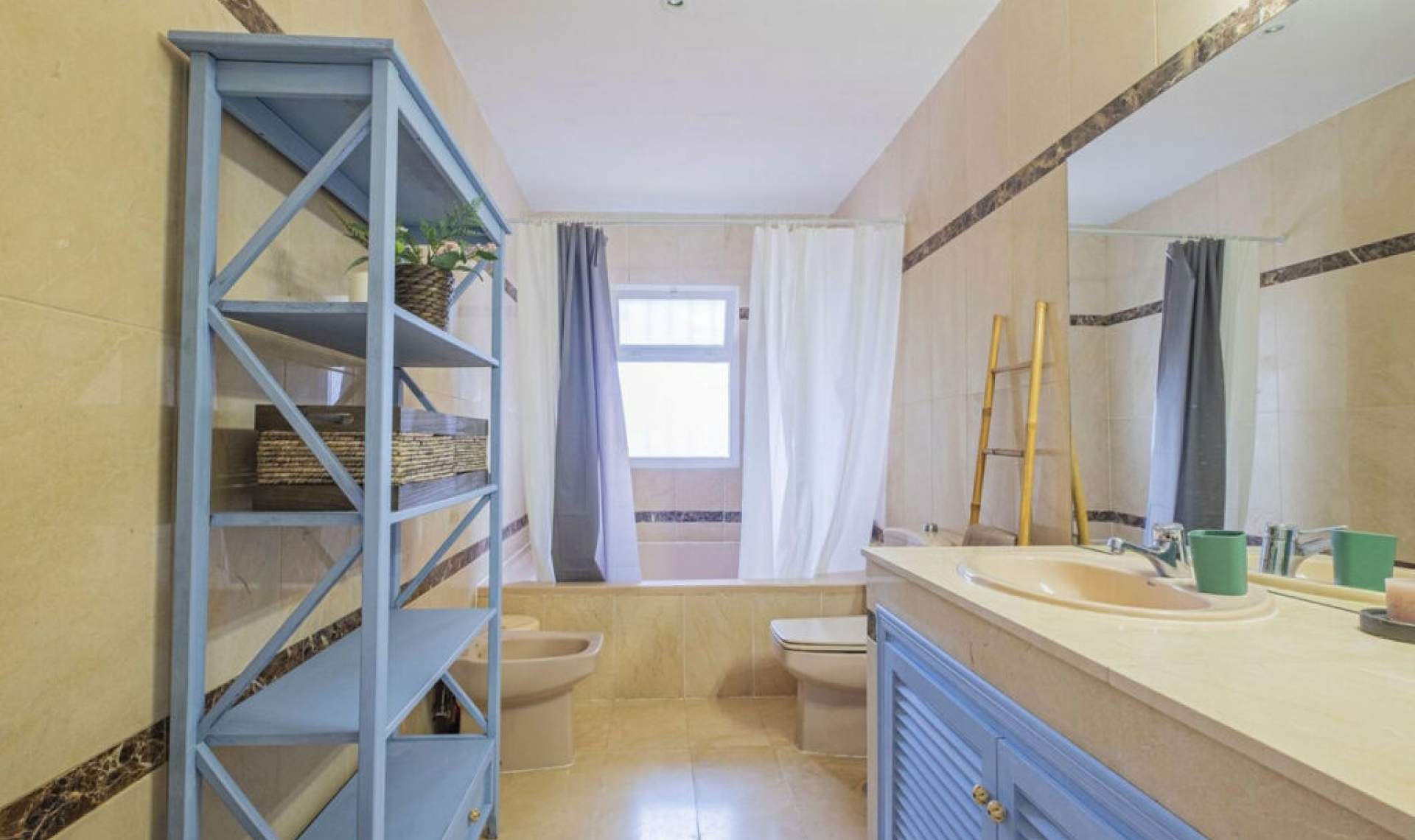 Resale - Apartment -
Marbella