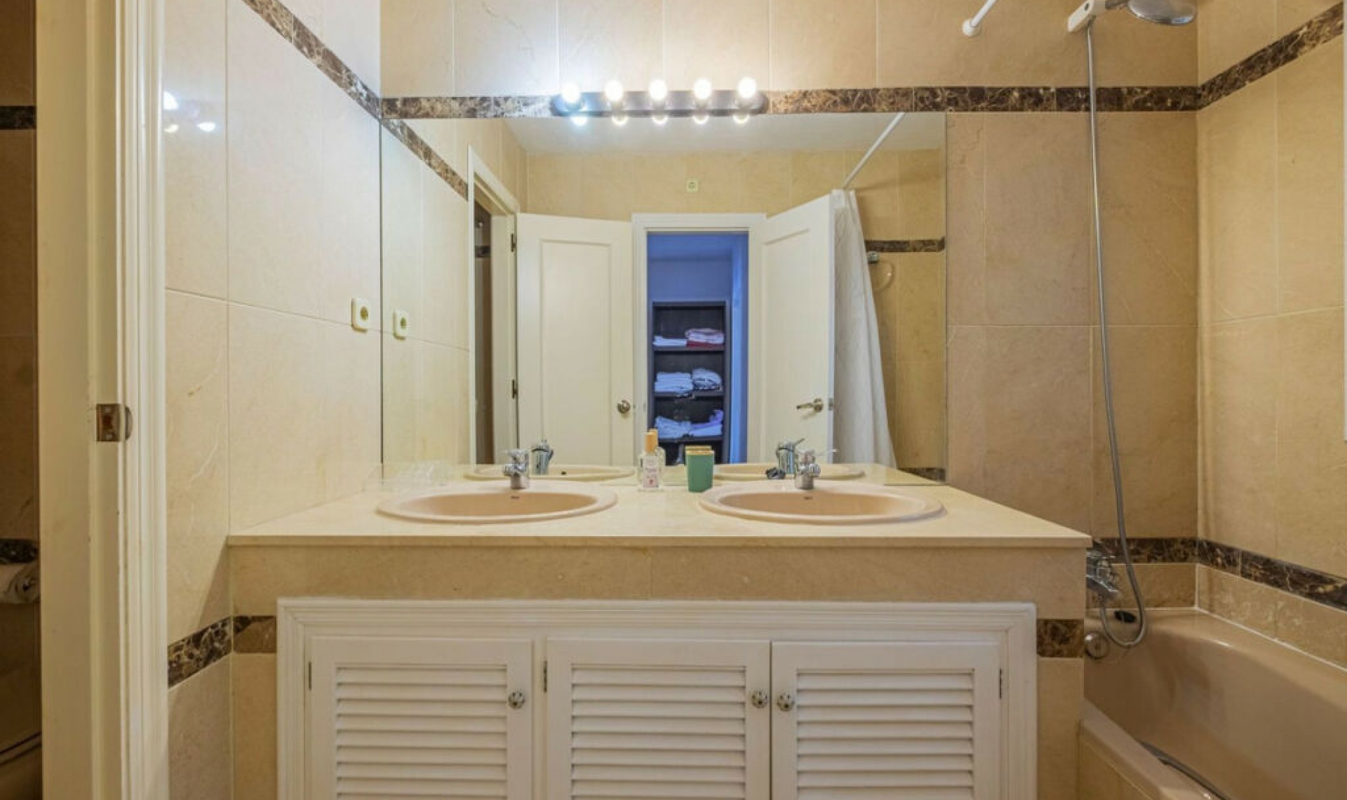 Resale - Apartment -
Marbella