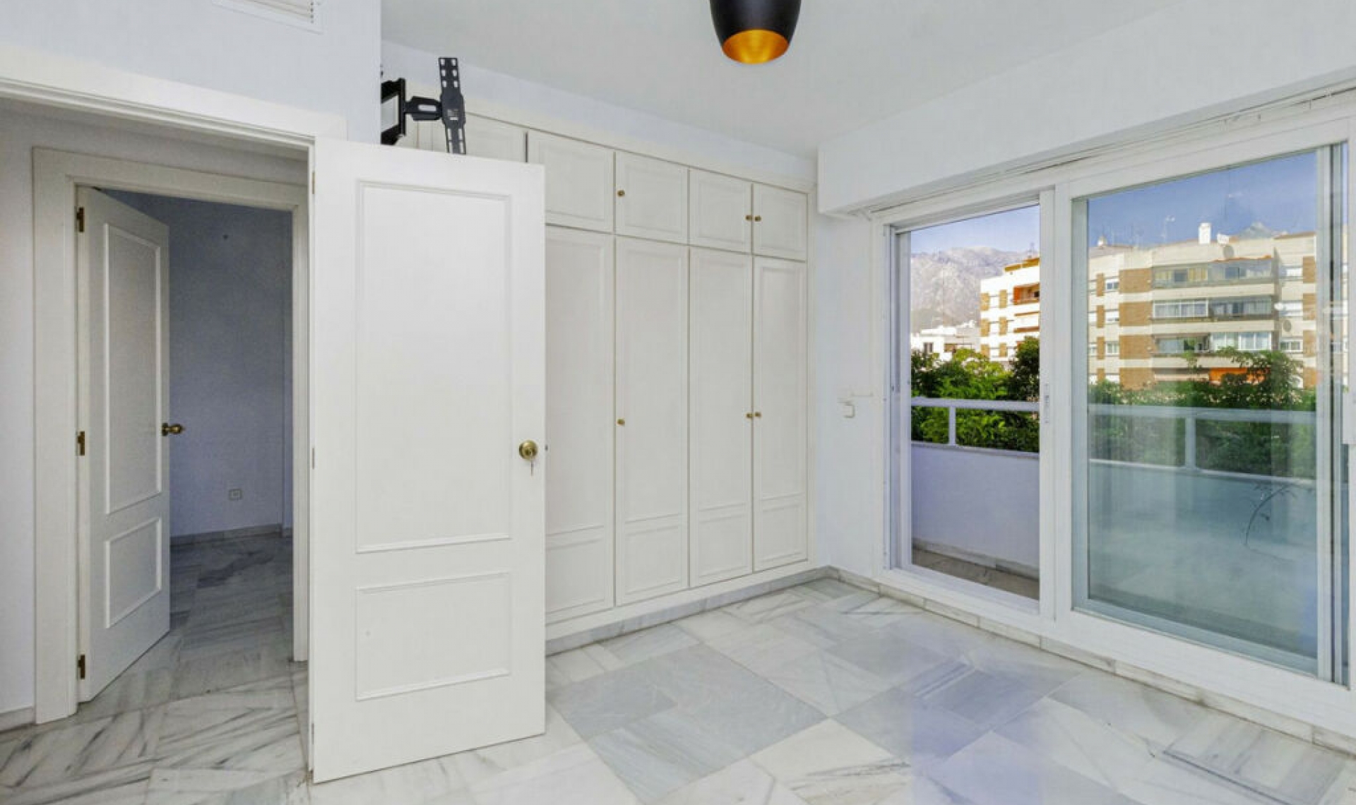 Resale - Apartment -
Marbella