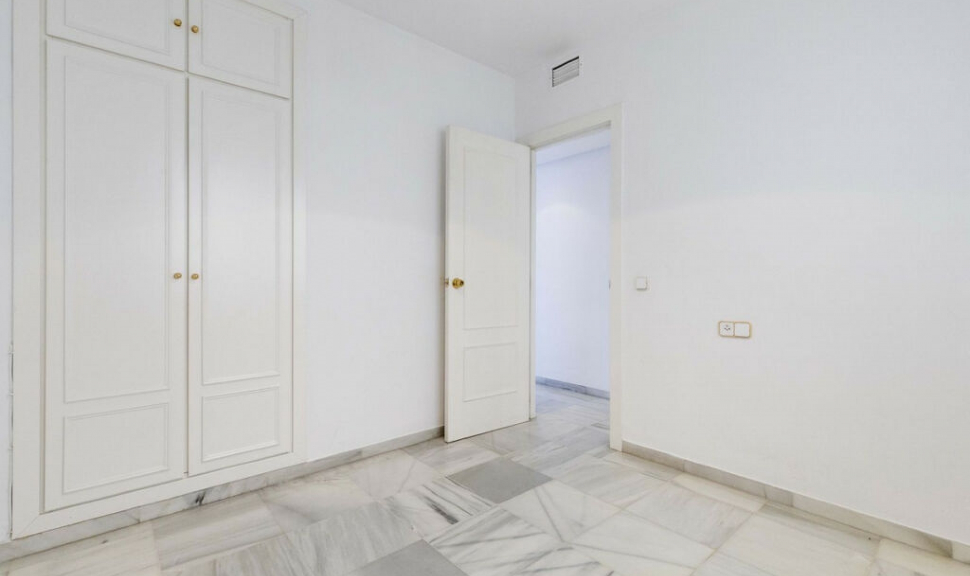 Resale - Apartment -
Marbella