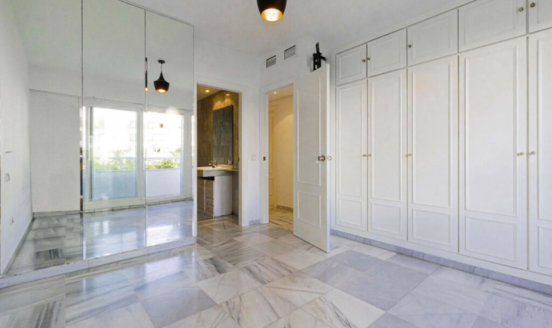 Resale - Apartment -
Marbella