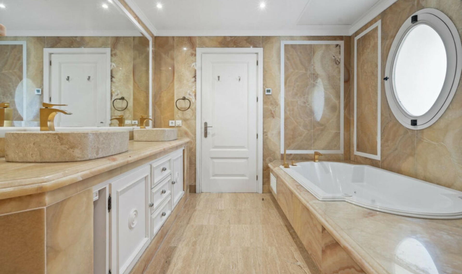 Resale - Apartment -
Marbella