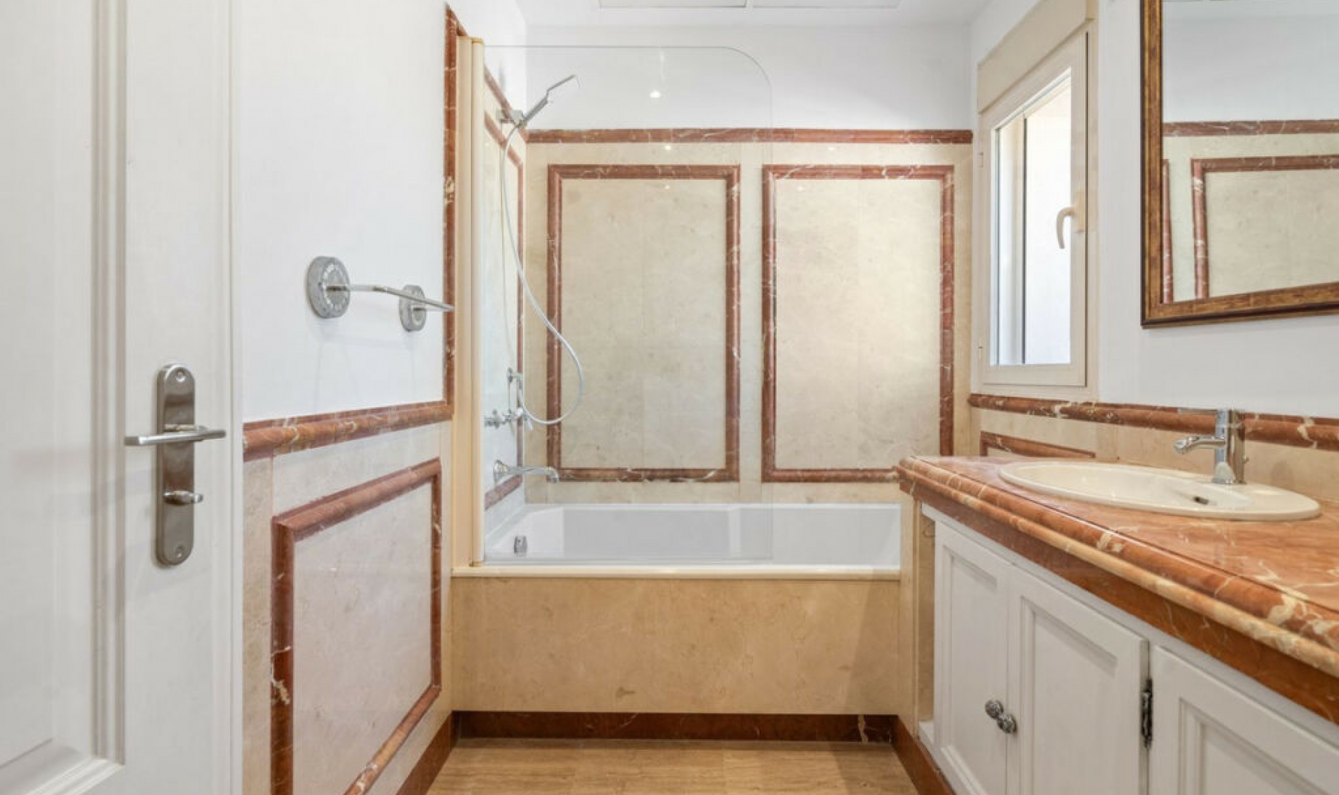 Resale - Apartment -
Marbella