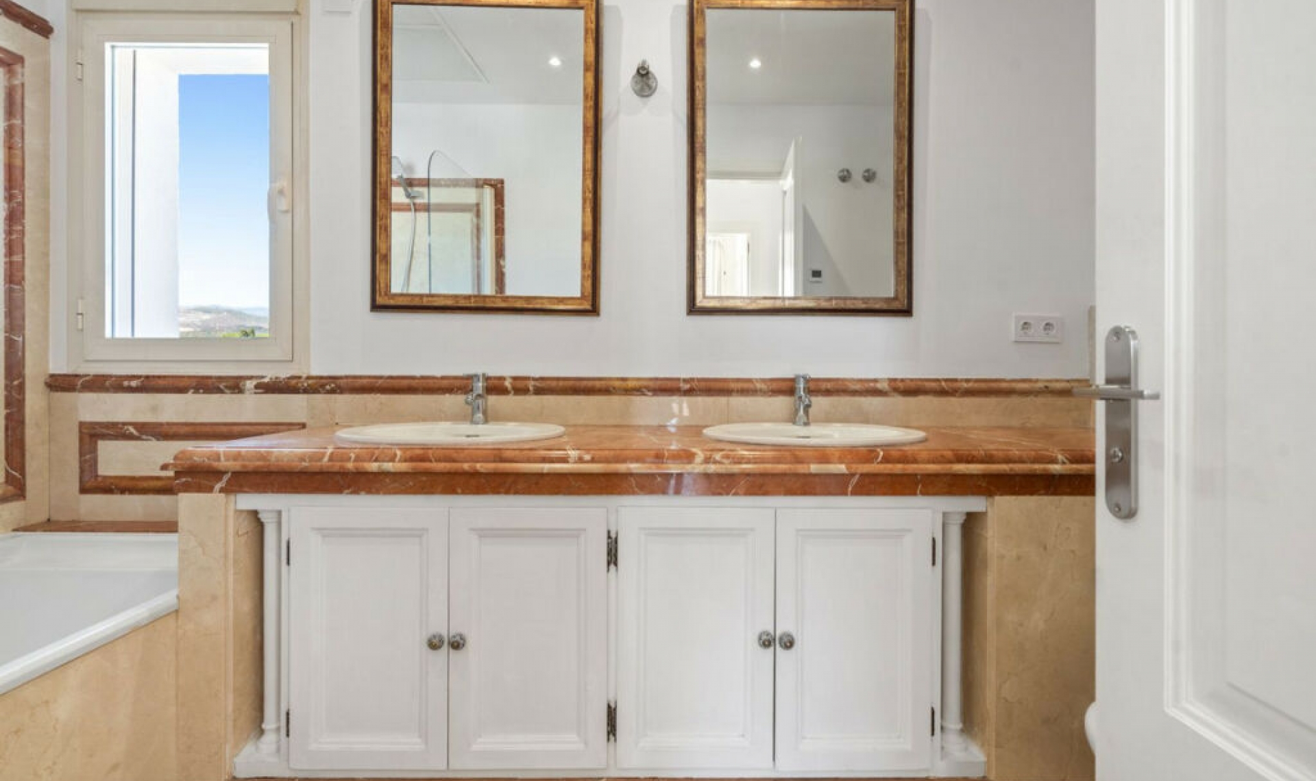 Resale - Apartment -
Marbella