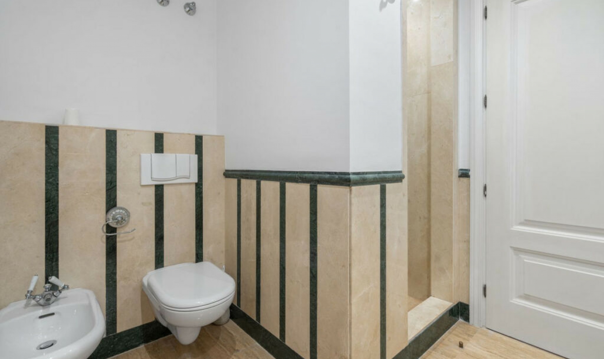 Resale - Apartment -
Marbella