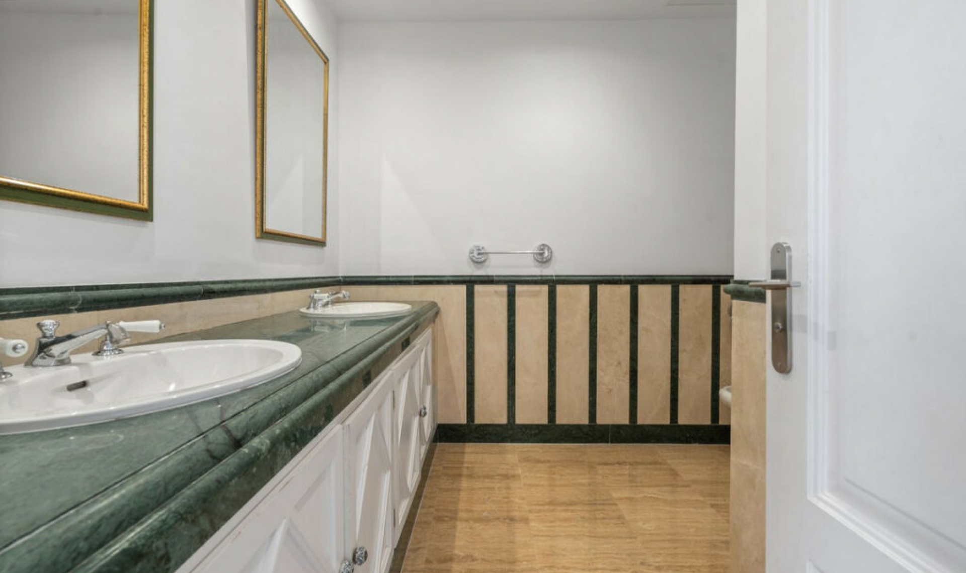 Resale - Apartment -
Marbella