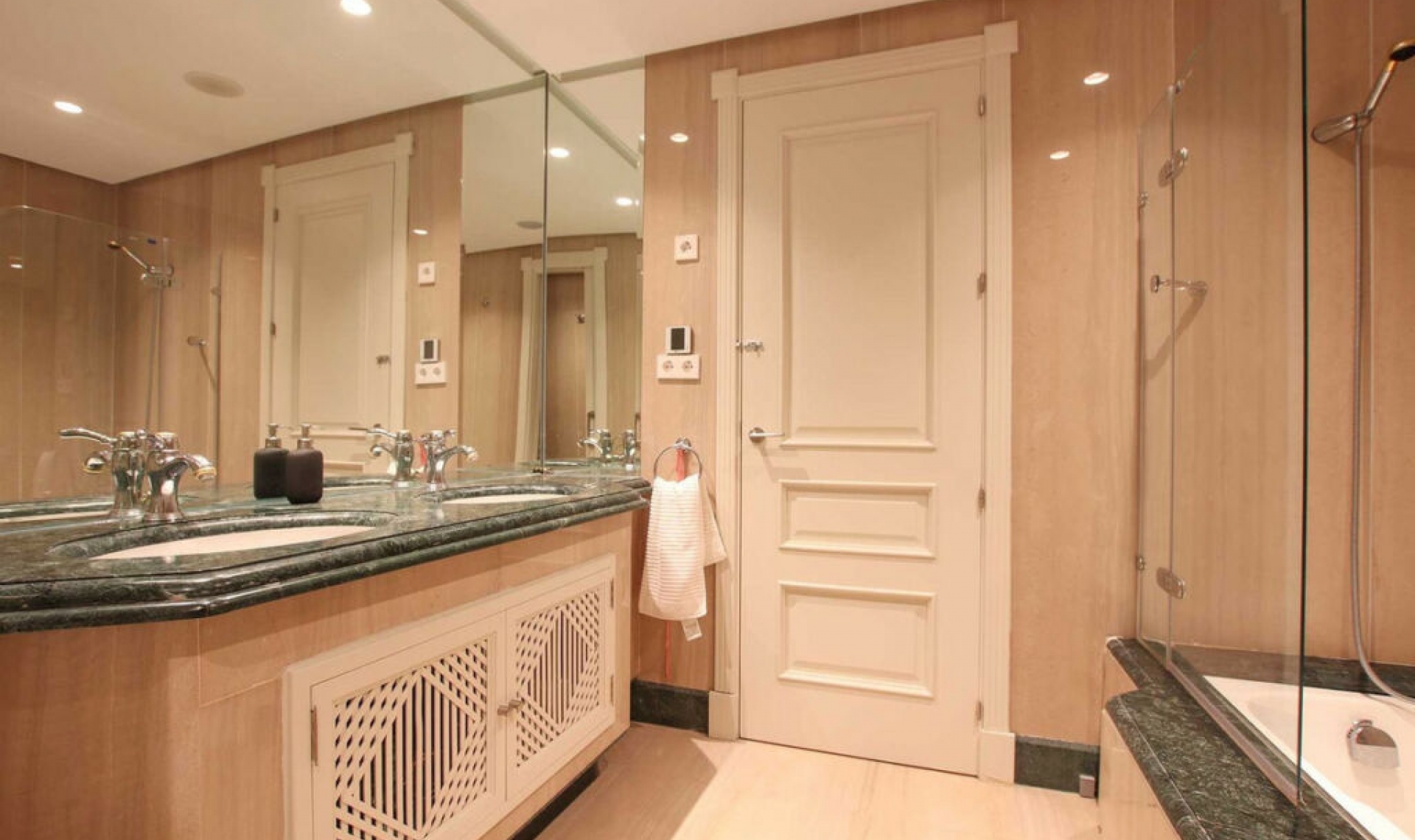 Resale - Apartment -
Marbella