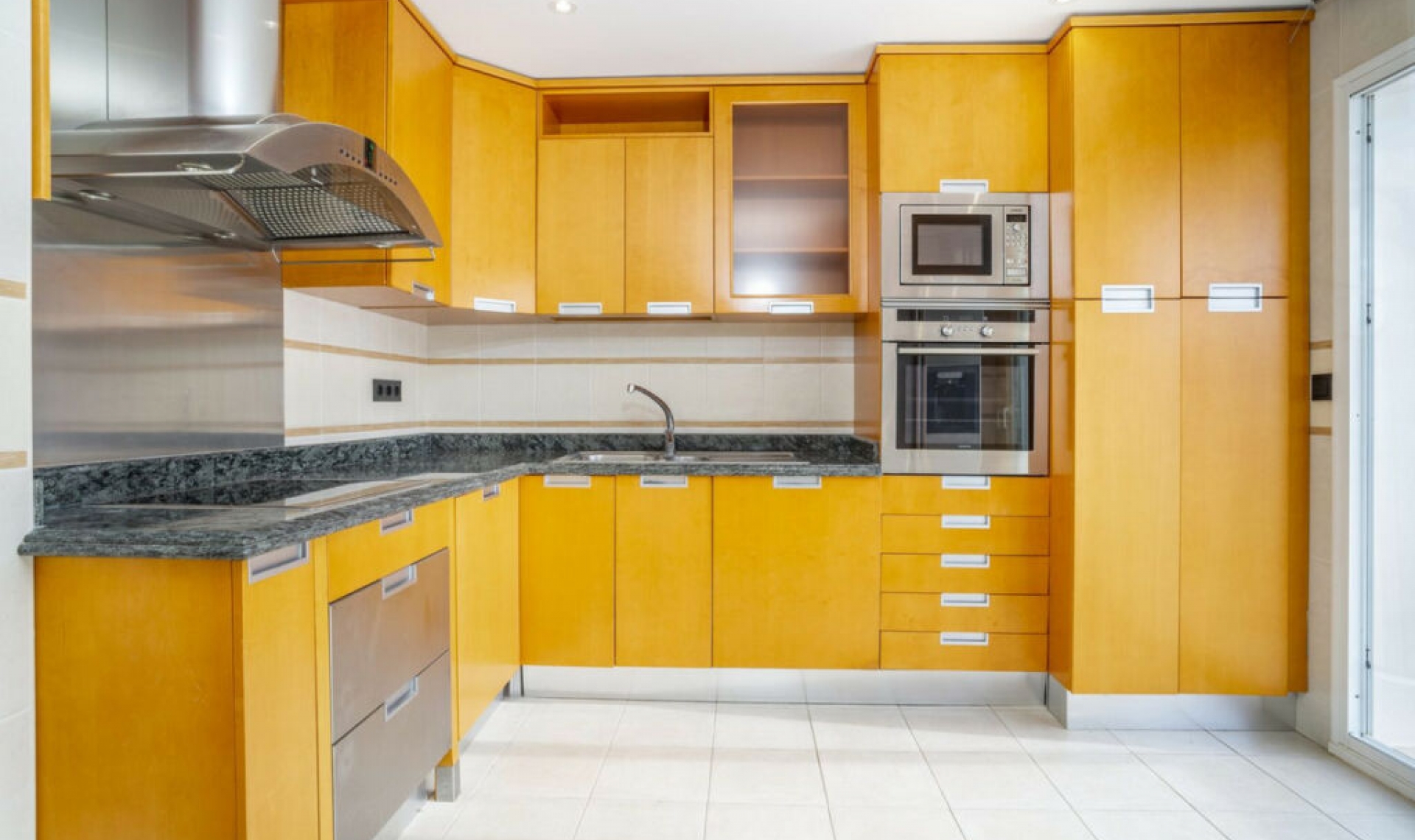 Resale - Apartment -
Marbella