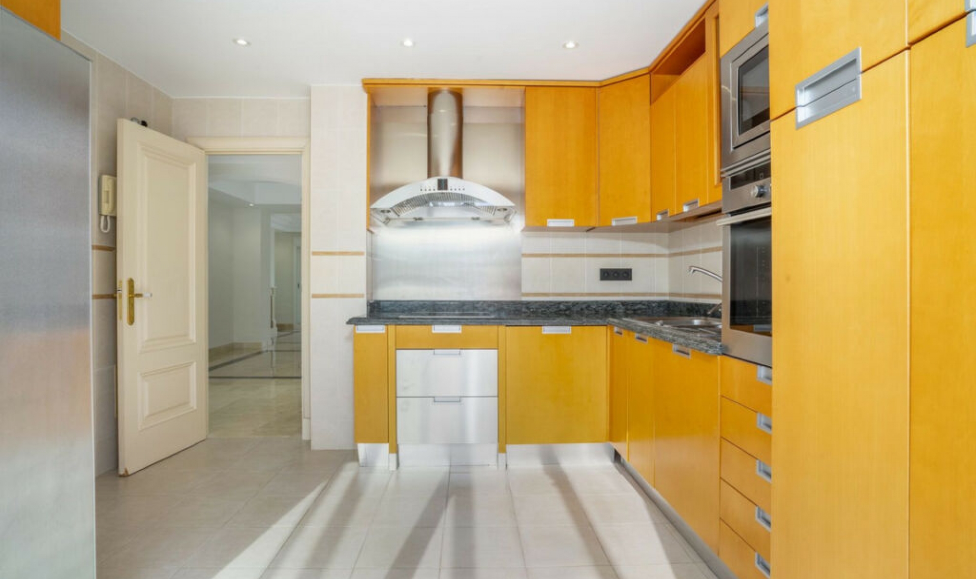 Resale - Apartment -
Marbella