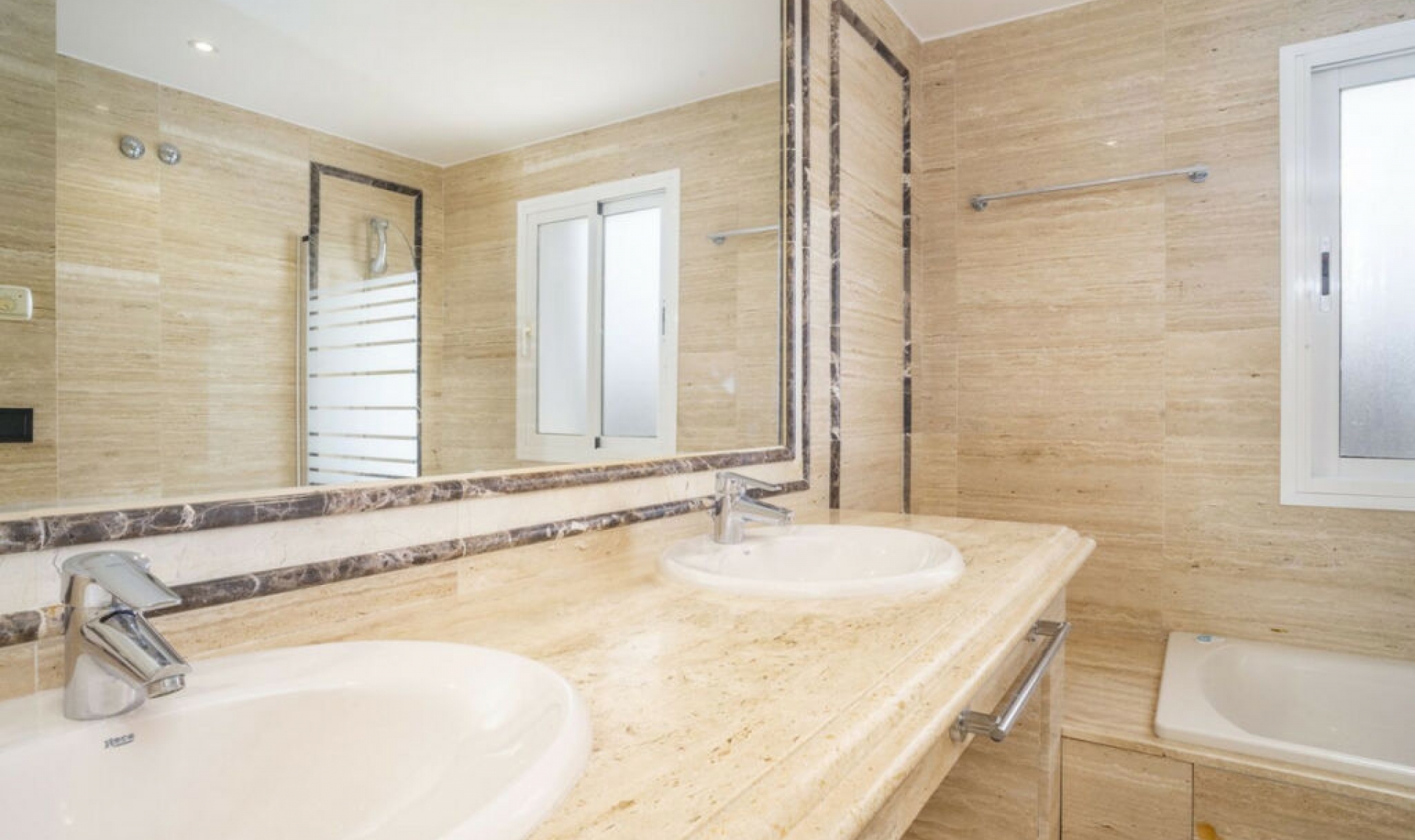 Resale - Apartment -
Marbella