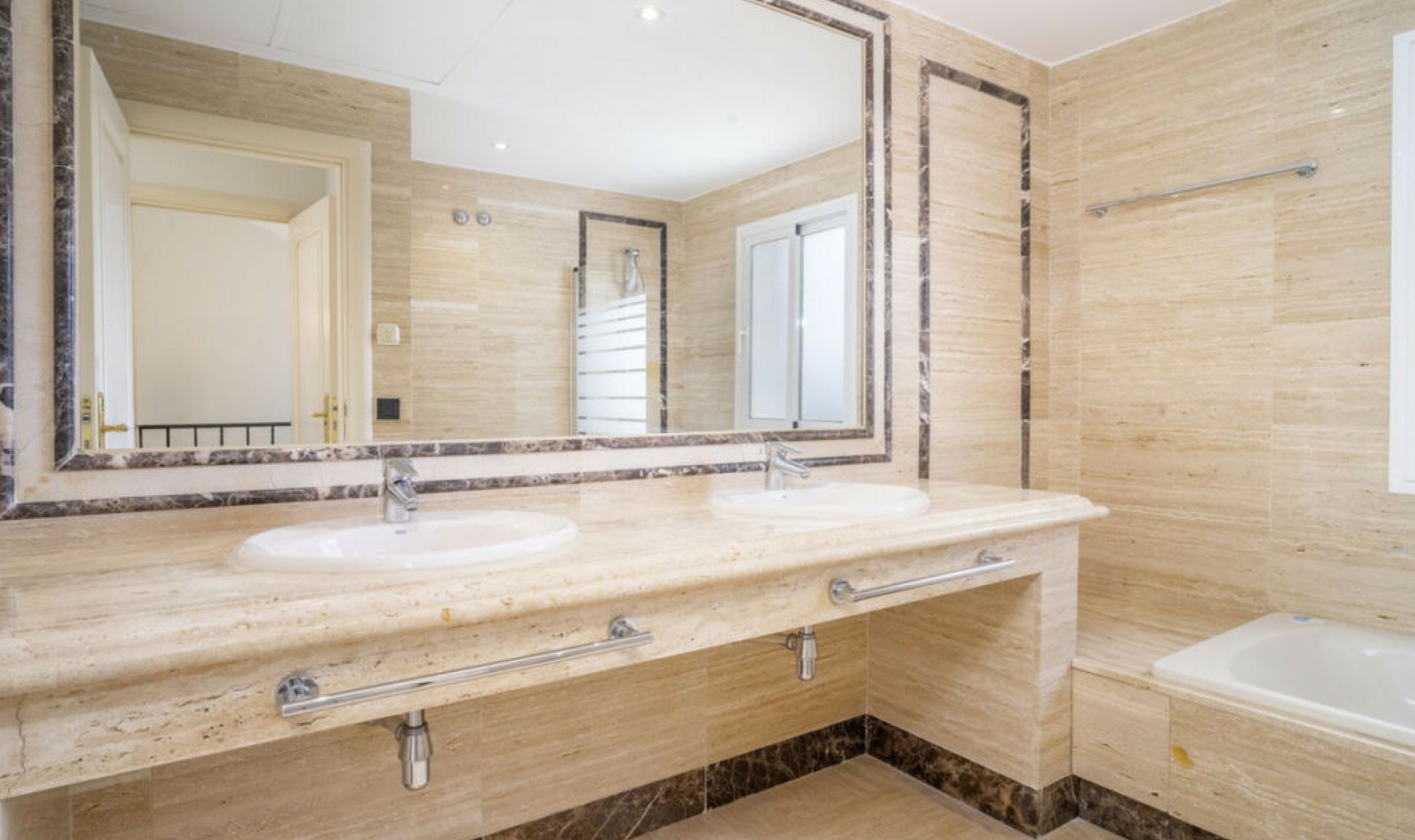 Resale - Apartment -
Marbella