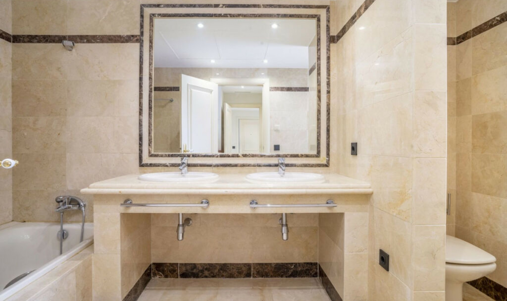 Resale - Apartment -
Marbella