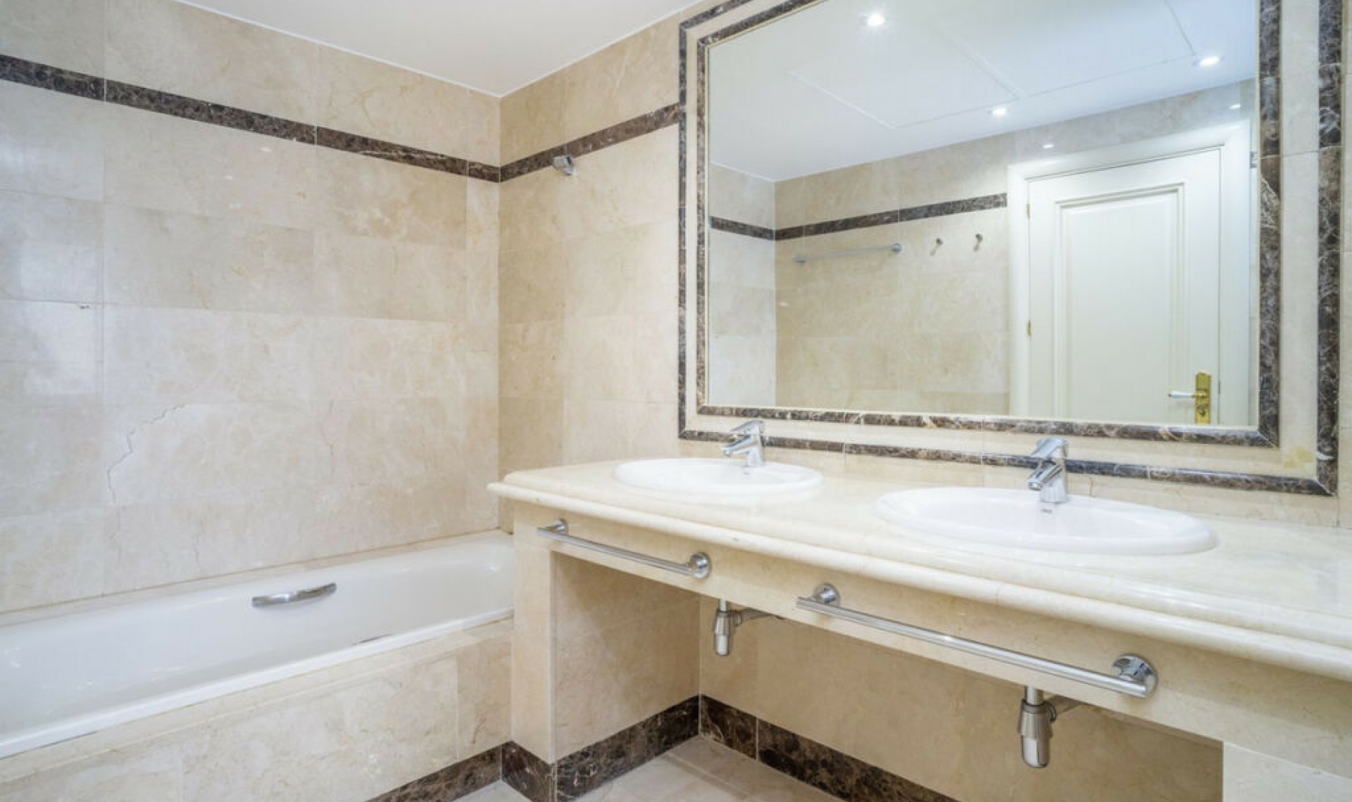 Resale - Apartment -
Marbella