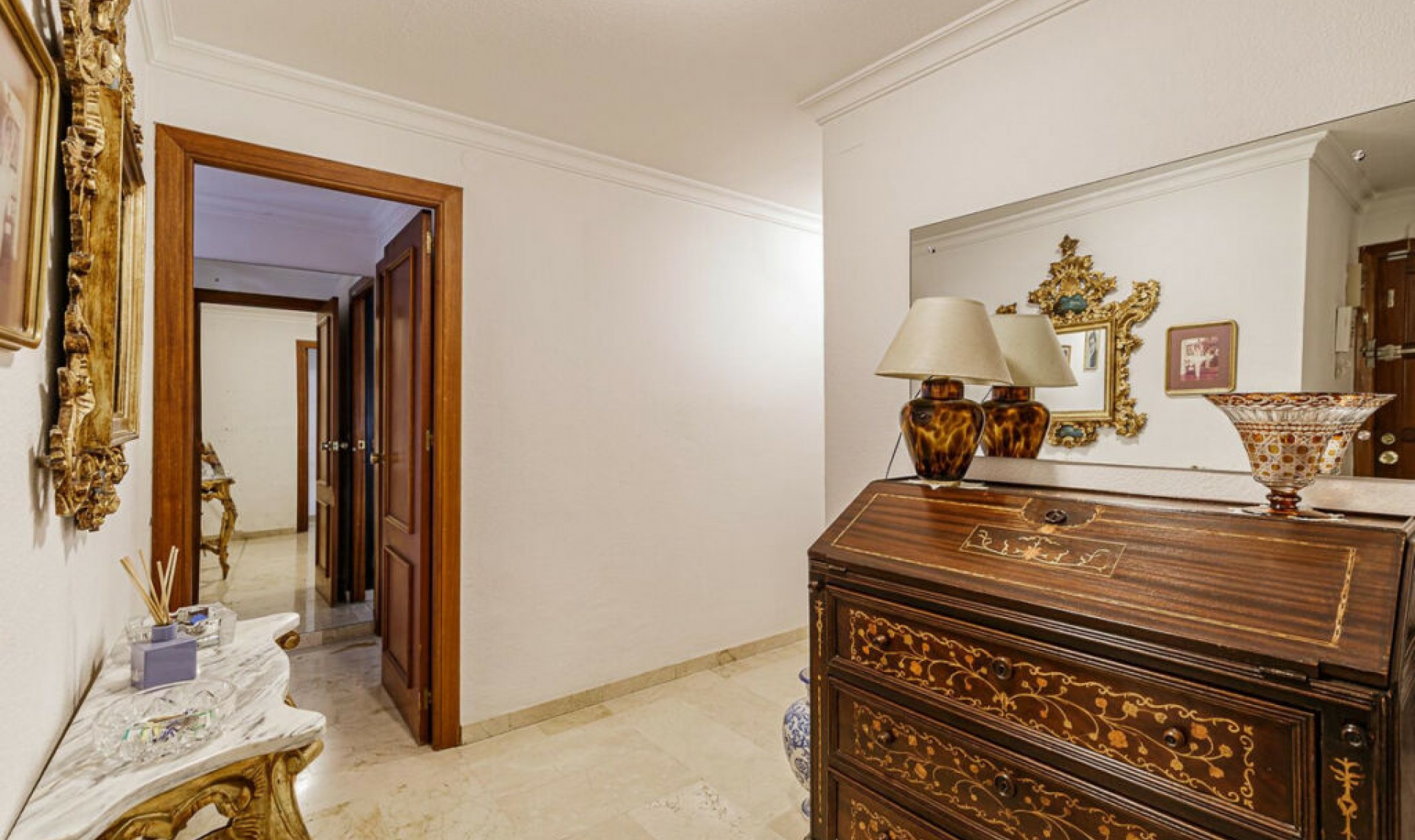 Resale - Apartment -
Marbella
