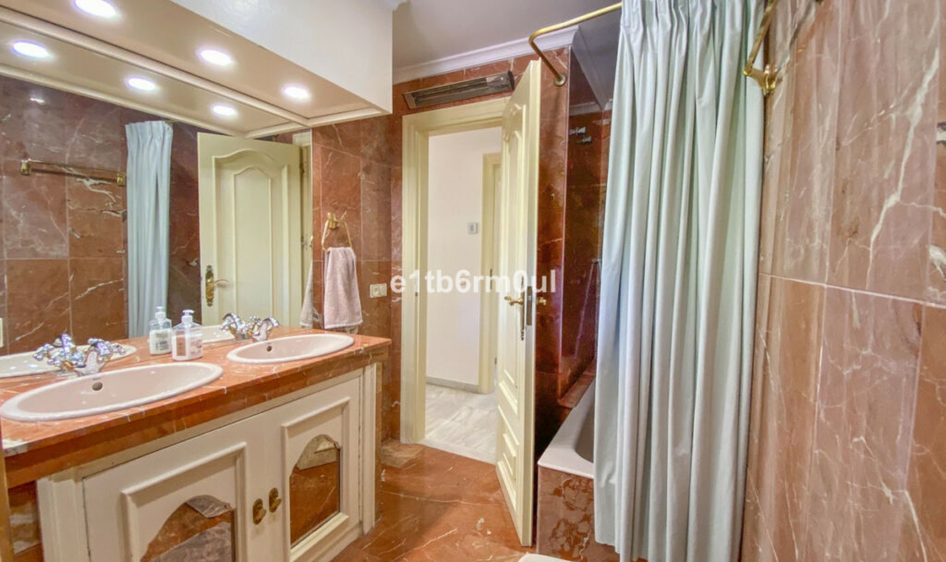 Resale - Apartment -
Marbella