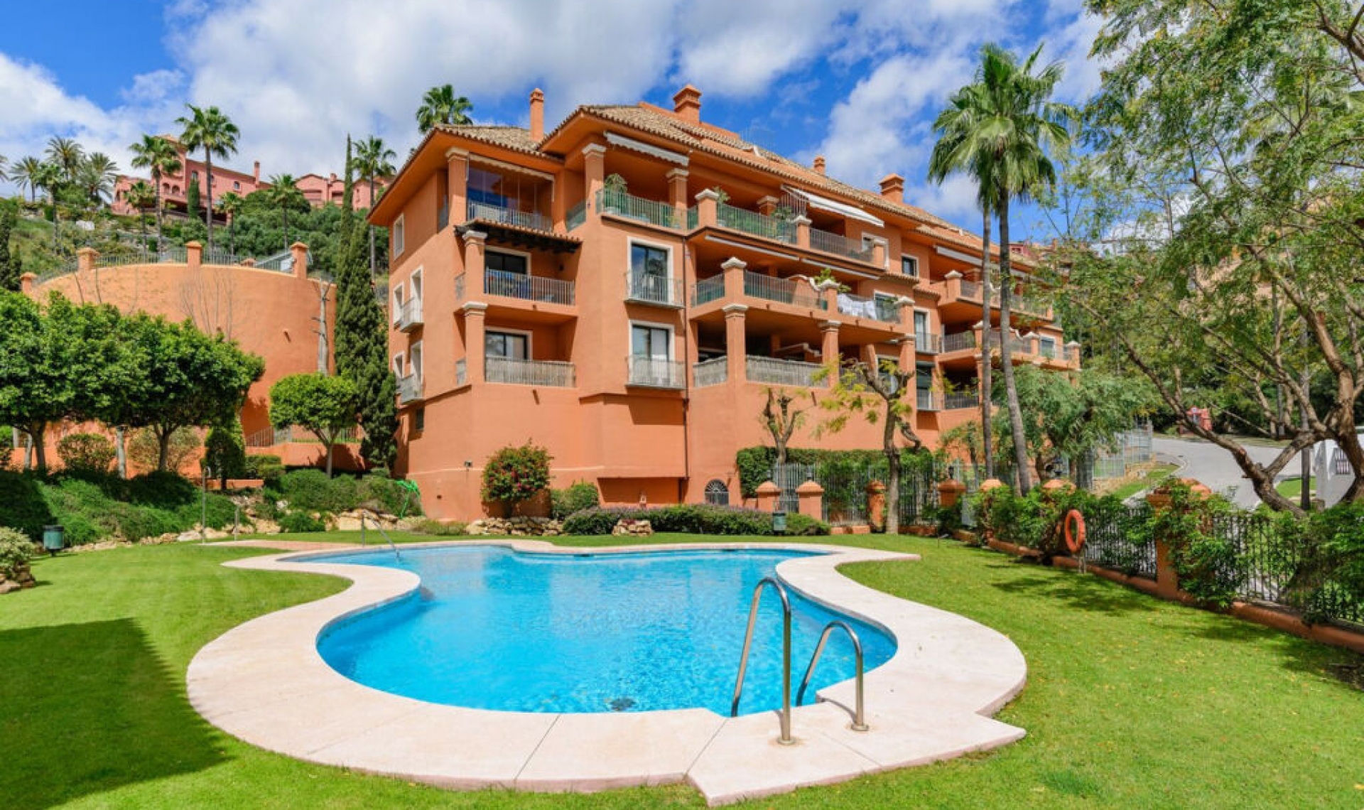 Resale - Apartment -
Monte Halcones