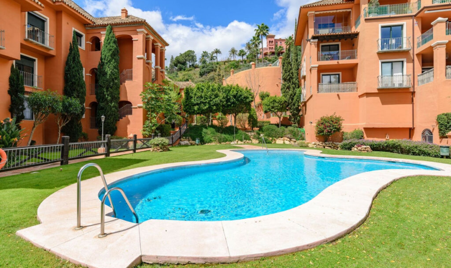Resale - Apartment -
Monte Halcones