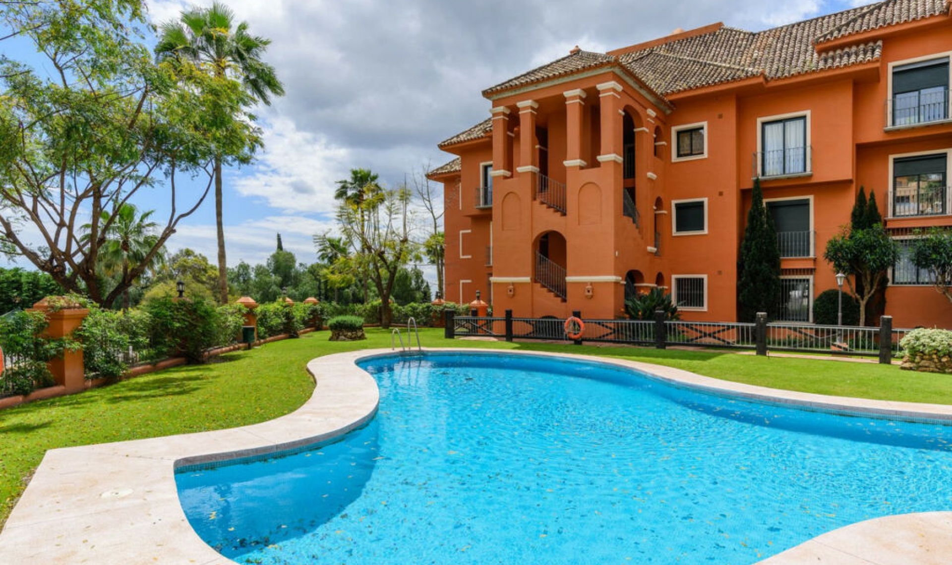 Resale - Apartment -
Monte Halcones