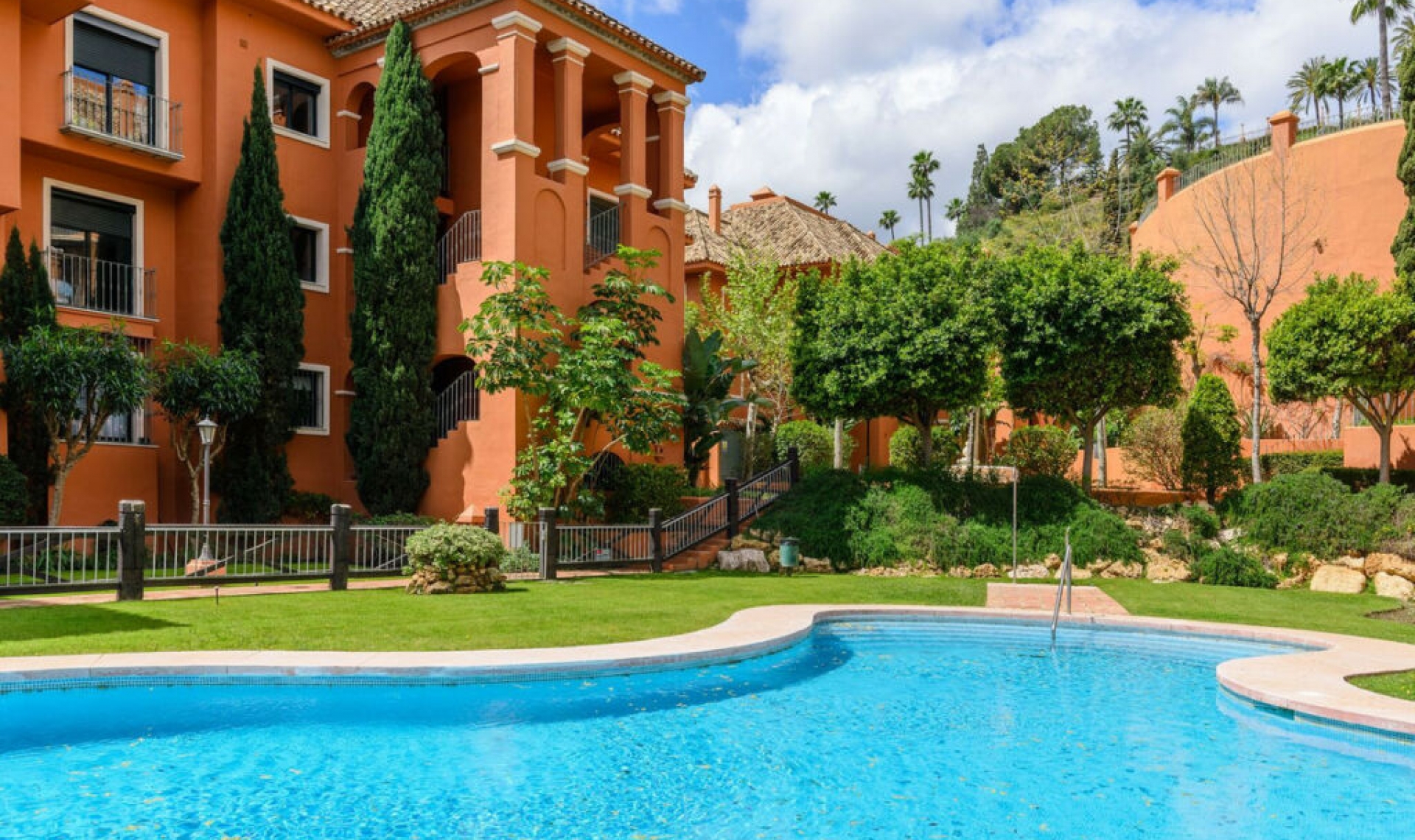 Resale - Apartment -
Monte Halcones