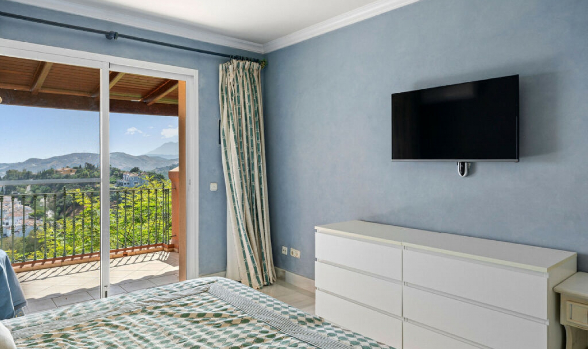 Resale - Apartment -
Monte Halcones