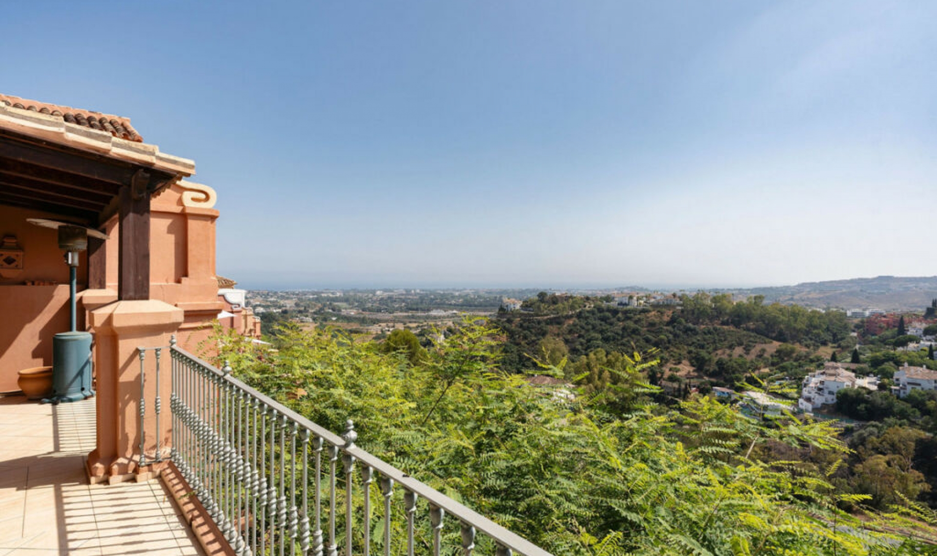 Resale - Apartment -
Monte Halcones