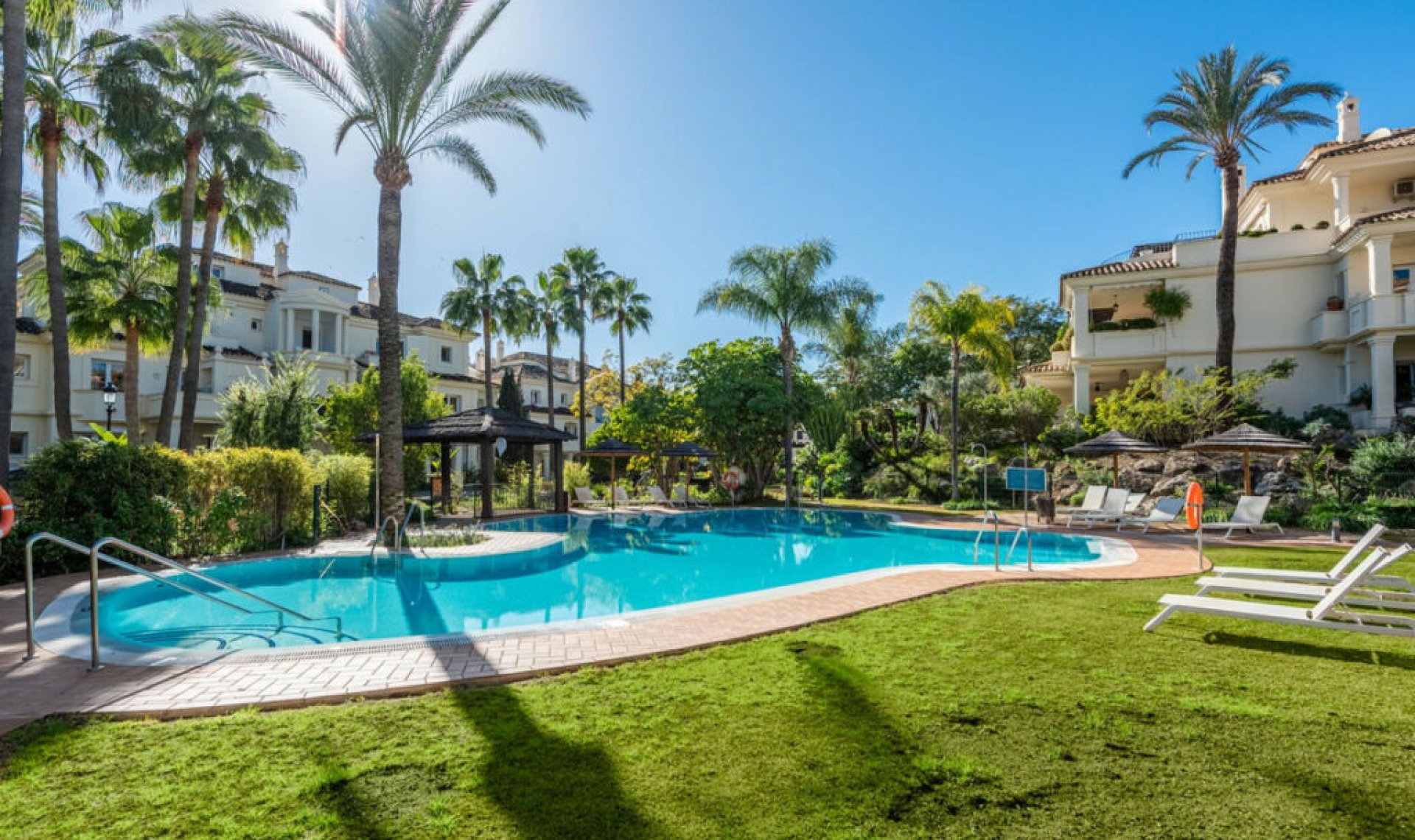Resale - Apartment -
Nueva Andalucía