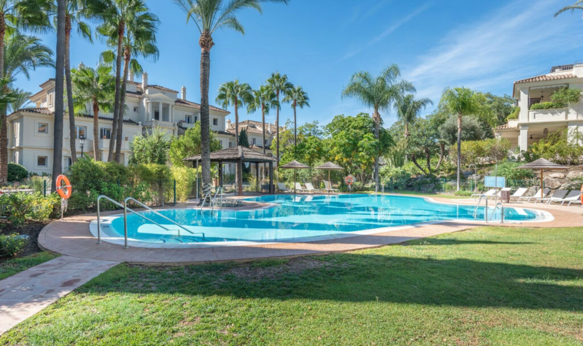 Resale - Apartment -
Nueva Andalucía