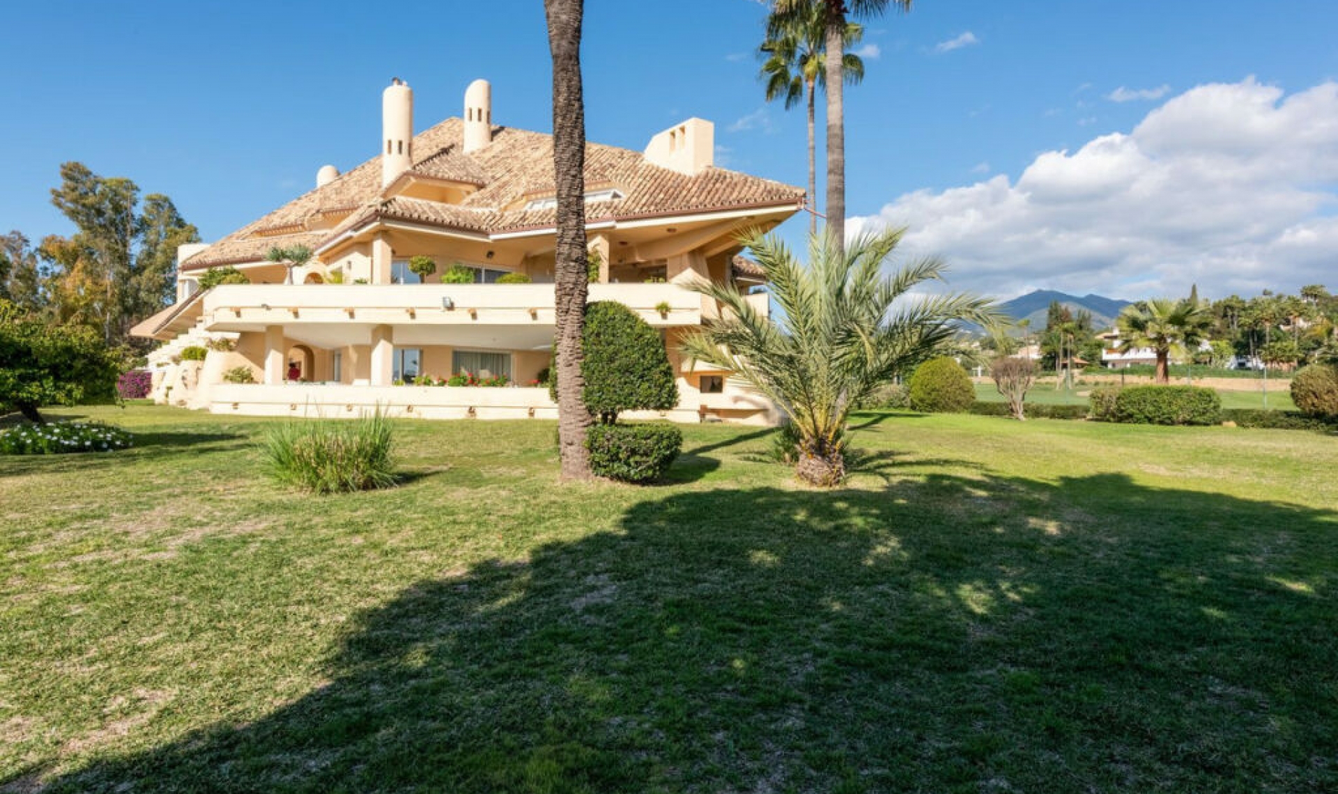 Resale - Apartment -
Nueva Andalucía